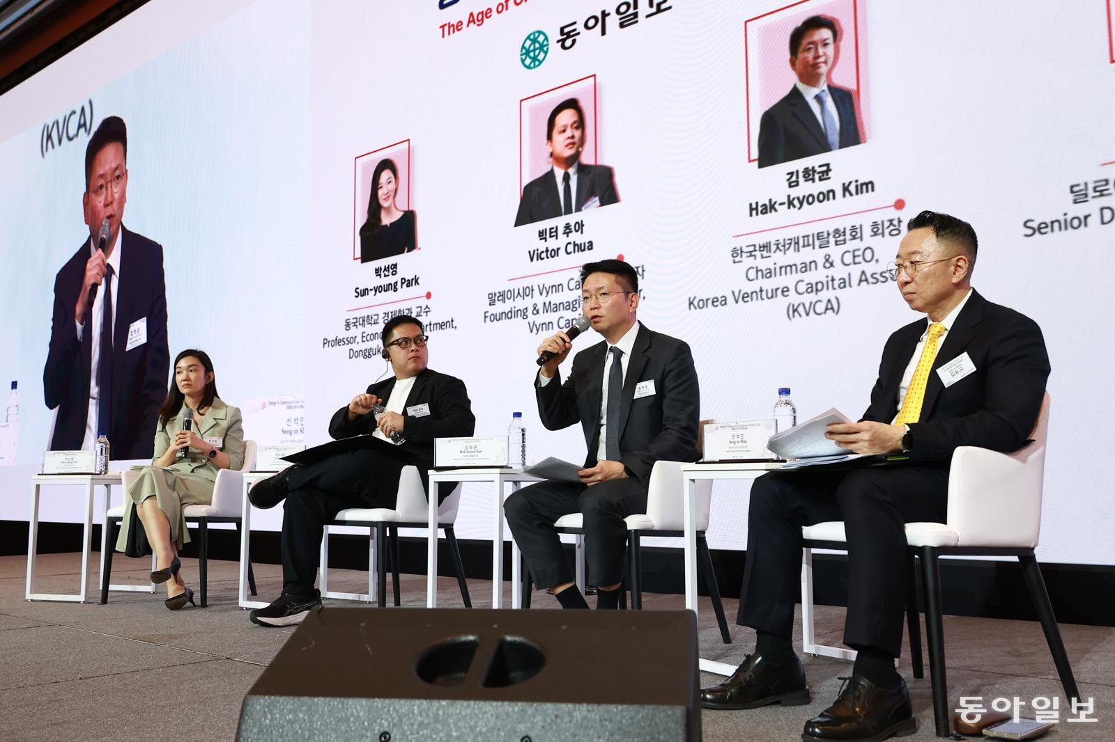 14일 서울 중구 롯데호텔에서 ‘2026 동아국제금융포럼’이 열리고 있다. 박선영 동국대학교 경제학과 교수(왼쪽부터), 빅터 추아 말레이시아 Vynn 캐피털 창업자, 김학균 한국벤처캐피탈협회 회장, 신석인 딜로이트 컨설팅 금융전략 전무가 토론을 하고 있다. 송은석 기자 silverstone@donga.com