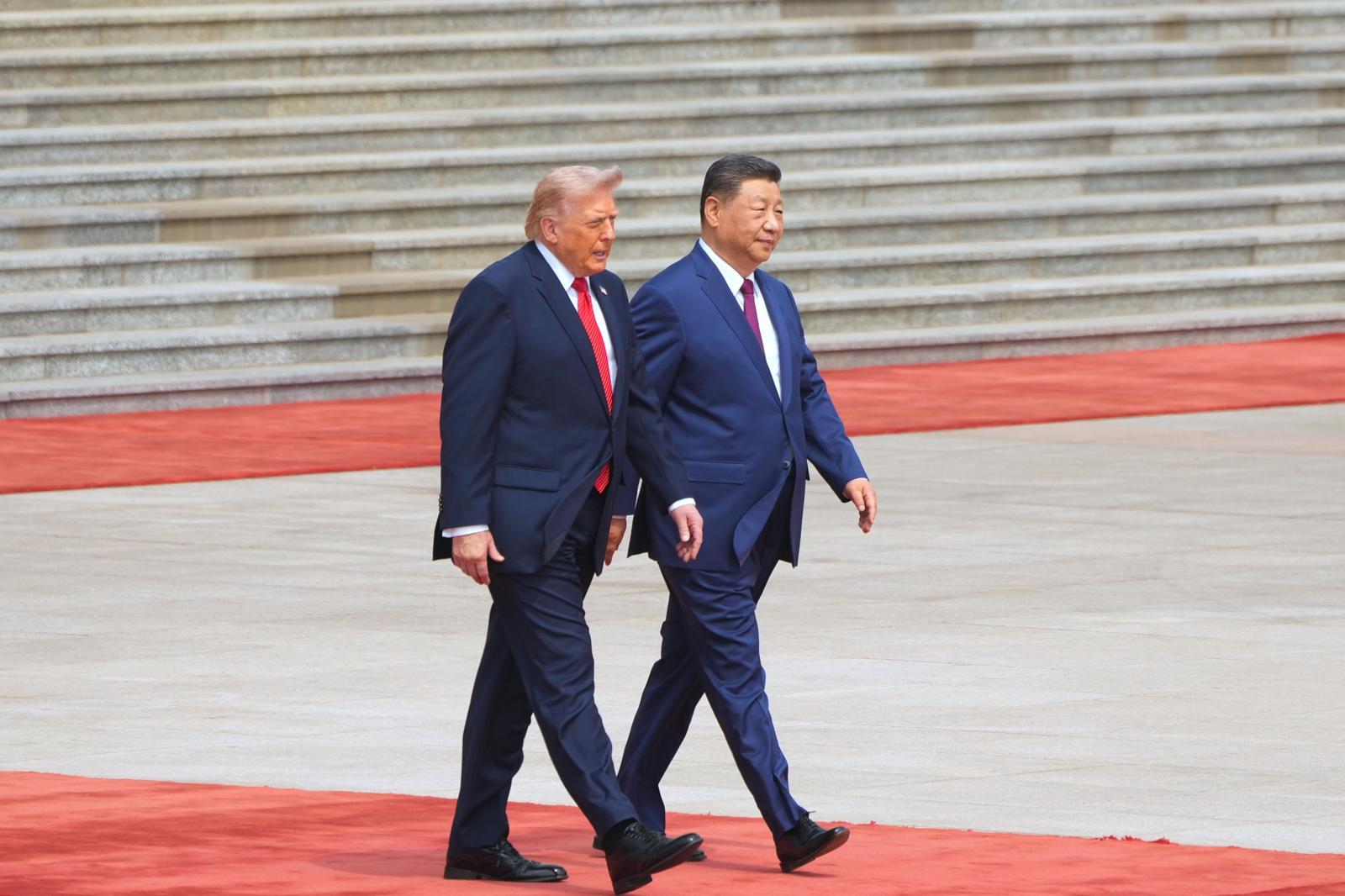 [베이징=AP/뉴시스] 시진핑(오른쪽) 중국 국가주석이 14일(현지 시간) 중국 베이징 인민대회당에서 열린 공식 환영 행사에서 도널드 트럼프 미국 대통령과 나란히 걸어가고 있다.