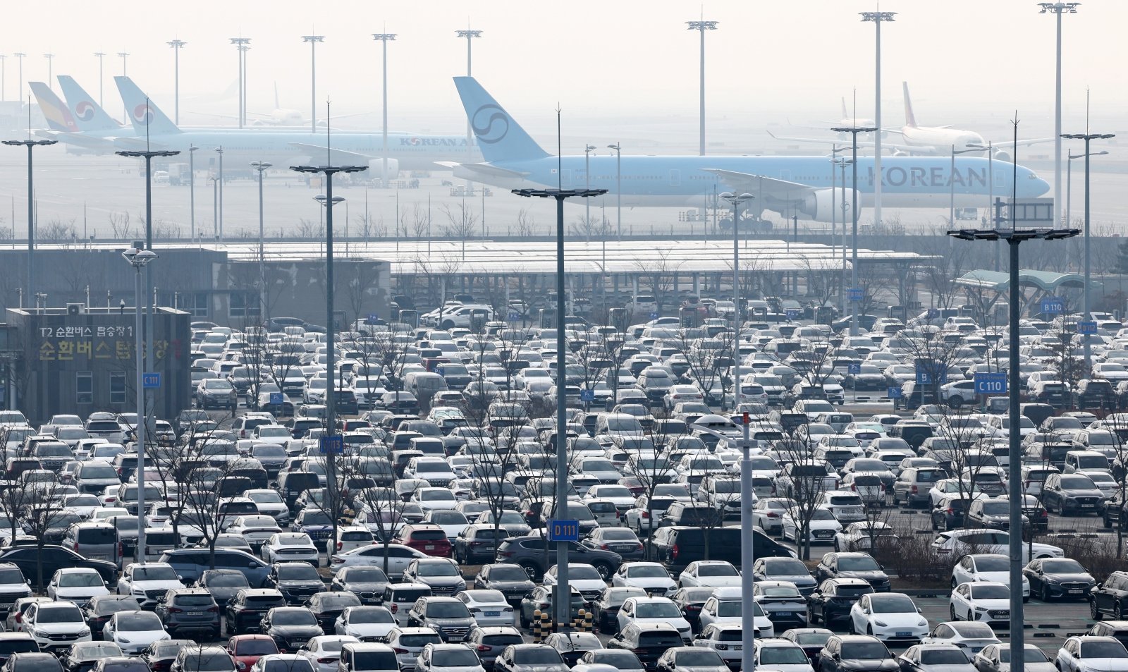 인천공항 주차난, 정기권 남발 때문이었다…주차면 84%가 직원 몫