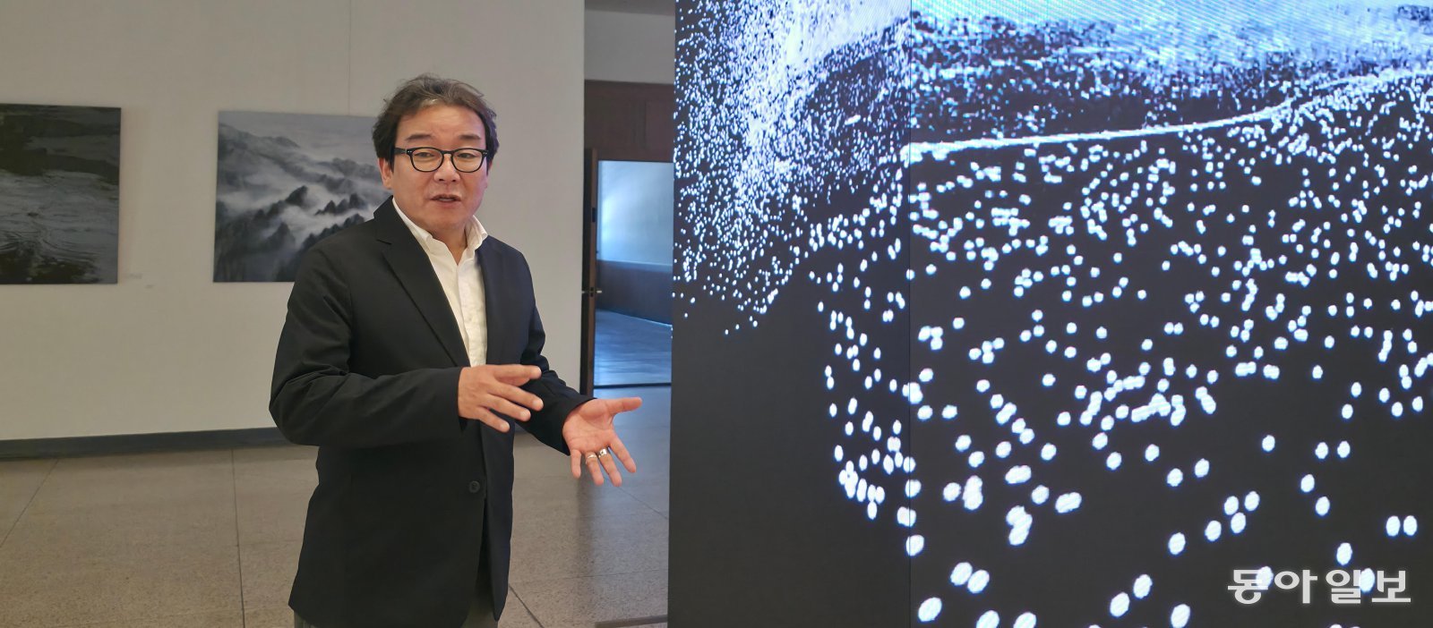 14일 대구 남구 계명대 대명캠퍼스 극재미술관에서 박종규 작가가 자신의 미디어 작품을 설명하고 있다. 
장영훈 기자 jang@donga.com
