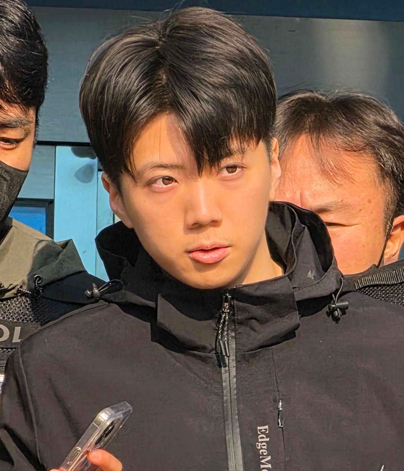 얼굴 안 가린채 취재진 보며 “죄송하다”
5일 광주 도심에서 일면식도 없는 17세 여고생을 살해한 혐의를 받는 장윤기(24)가 14일 광주 서부경찰서에서 검찰로 송치되고 있다. 장윤기는 마스크 등으로 얼굴을 가리지 않고 고개를 든 채 취재진 앞에 나와 “죄송하다”고 말했다. 광주=뉴시스