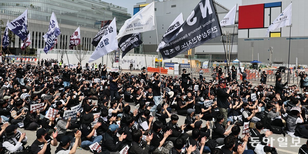 지난달 23일 경기 평택시 삼성전자 평택캠퍼스에서 삼성전자 노조 결의대회가 열리고 있다. 삼성전자 노조가 17일부터 파업을 예고한 가운데 현실화될 경우 100조 원대의 손실이 생길 것이란 관측이 나온다. 동아일보 DB