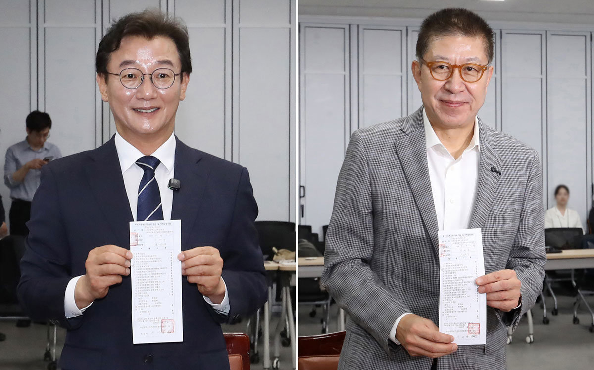 더불어민주당 전재수 부산시장 후보(왼쪽 사진)와 국민의힘 박형준 부산시장 후보가 14일 부산 연제구 부산시선거관리위원회에서 각각 6·3 지방선거 후보 등록을 한 뒤 접수증을 들어 보이고 있다. 부산=뉴스1