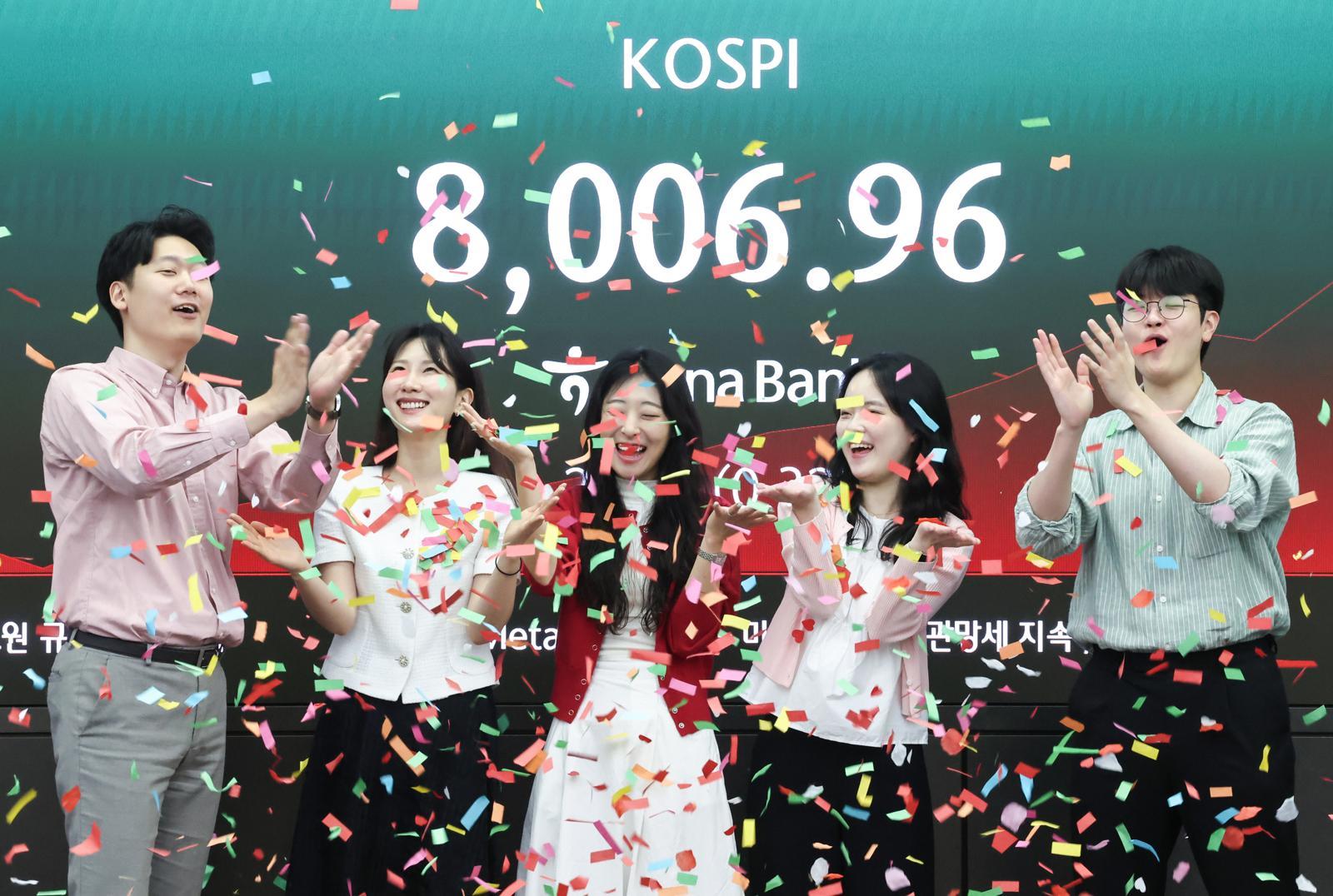 코스피가 장중 사상 처음으로 8000선을 돌파한 15일 오전 서울 중구 하나은행 딜링룸에서 직원들이 축하 세레머니를 하고 있다. 이날 코스피는 전 거래일 대비 29.66포인트(0.37%) 내린 7951.75에 거래를 시작했다. 2026.5.15. 뉴스1