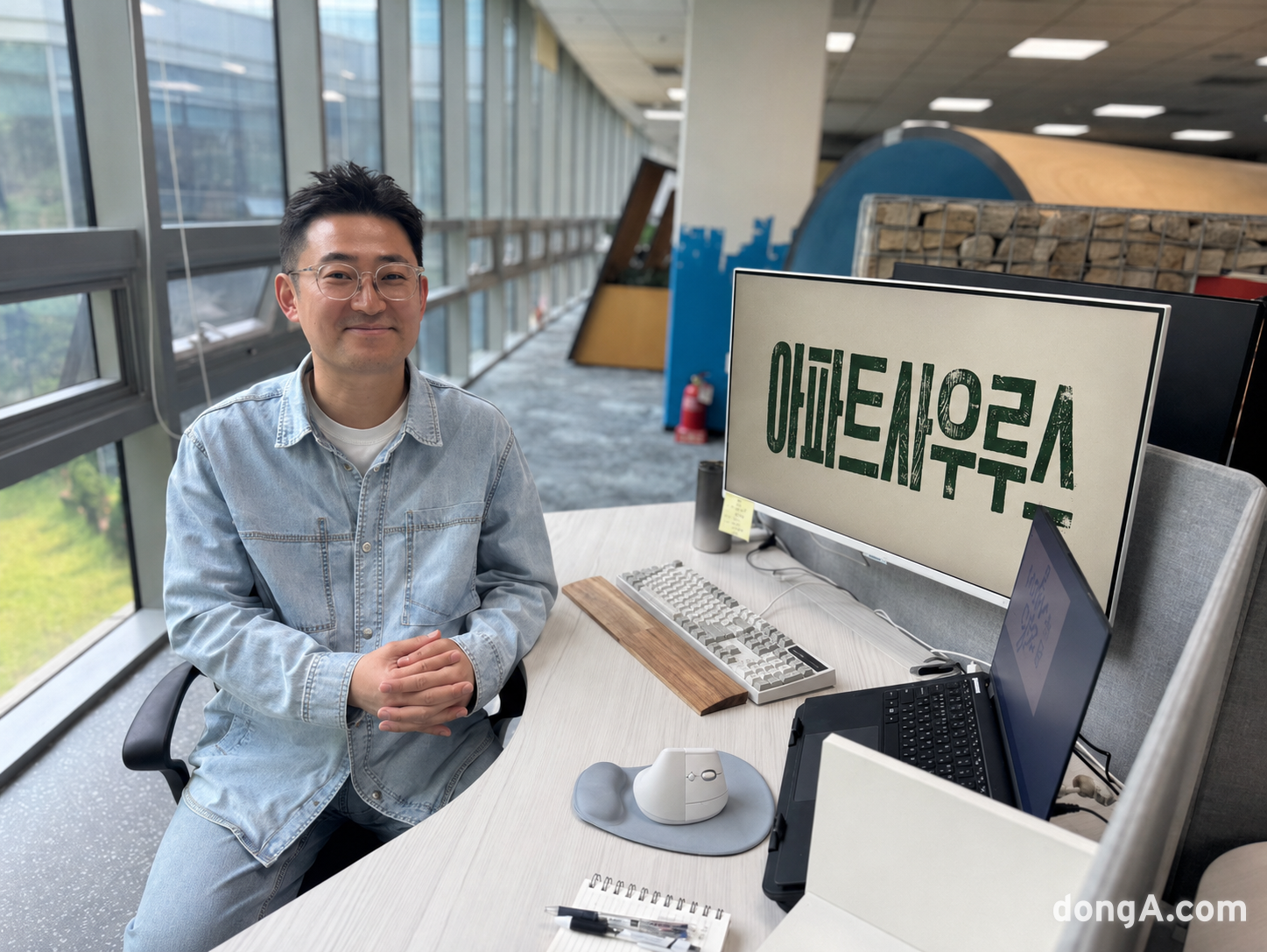 정우룡 아파트사우루스 대표가 경기도 성남시 분당구 경기스타트업캠퍼스 사옥에서 인터뷰 사진 촬영을 하고 있다. 