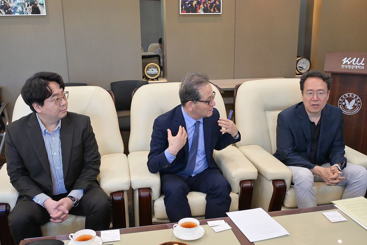 AI 파일럿 탑건 챌린지를 설명하는 김수한 한국항공대학교 SW중심대학사업단 연구교수와 허희영 한국항공대학교 총장, 안준선 한국항공대학교 대학원장 겸 AI융합대학장(왼쪽부터) / 출처=IT동아