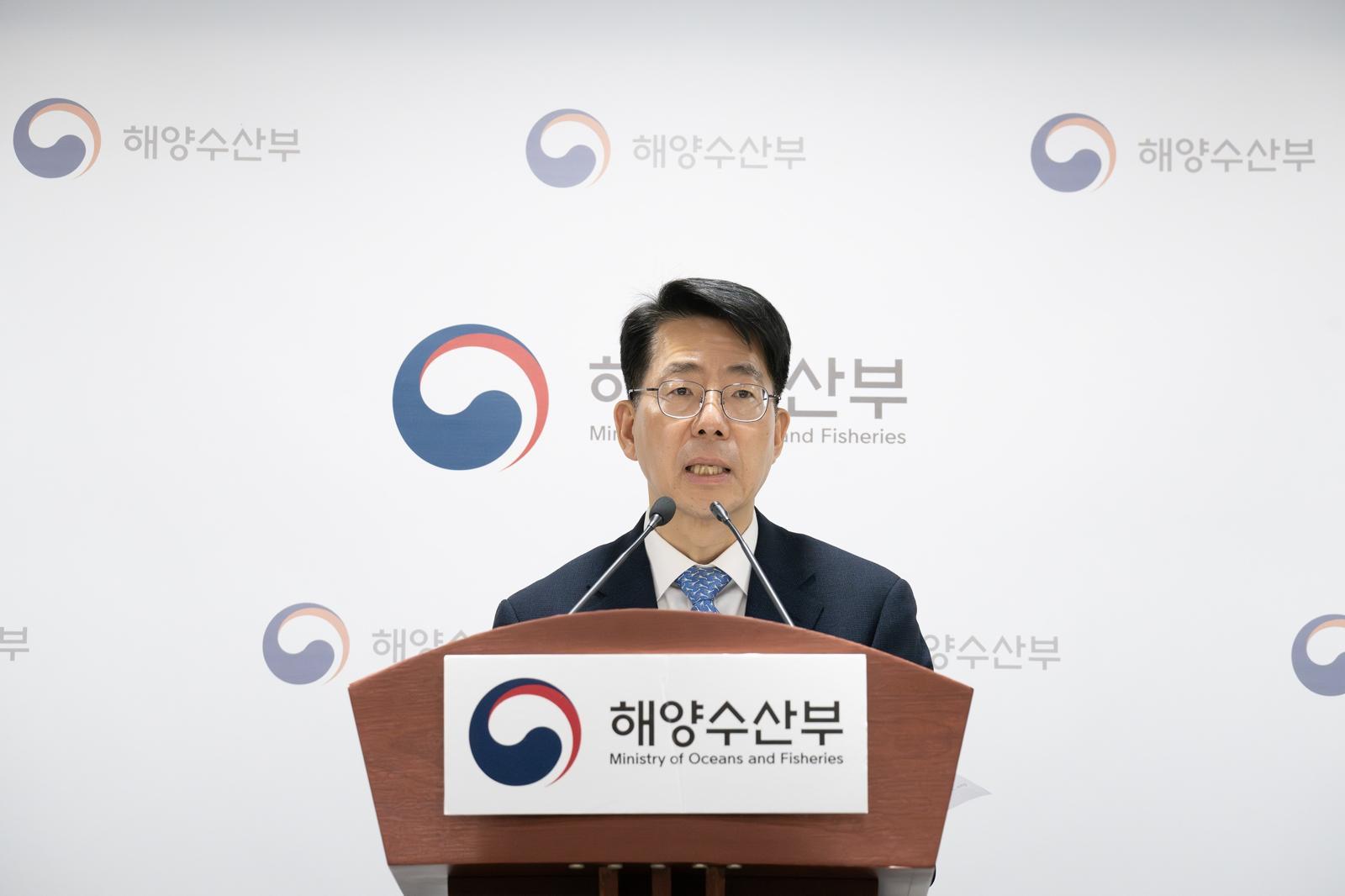 황종우 해양수산부 장관이 14일 해수부 부산청사에서 열린 ‘국민주권정부 출범 1주년 기자 간담회’에서 기자들의 질문에 답하고 있다. 해양수산부 제공