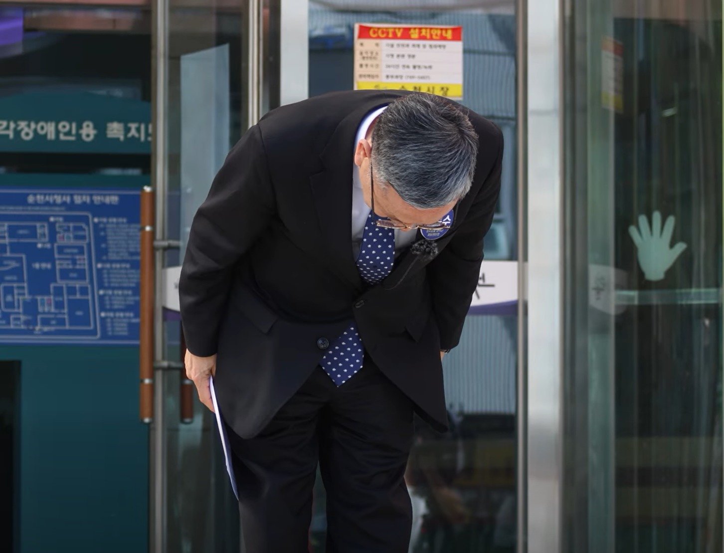 김문수 더불어민주당 의원(순천 갑)이 15일 순천시청 앞에서 기자회견을 열고 ‘따까리’ 발언에 대해 공식으로 사과하고 있다. (SNS갈무리. 재판매 및 DB금지) ⓒ 뉴스1