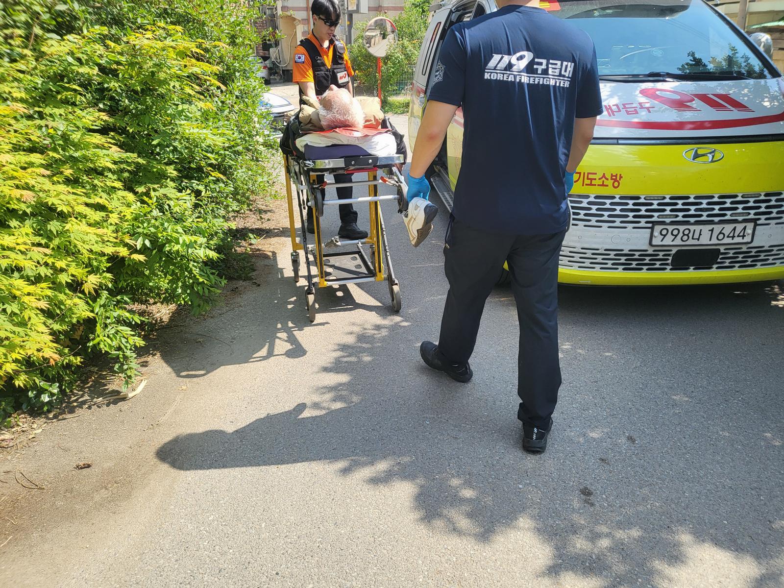 의식을 잃고 쓰러져 있던 90대 김모 씨가 경기 광주경찰서 남강민 경위의 응급 조치를 받고 119구급대원의 도움을 받아 이송되고 있다. 경기 광주경찰서 제공