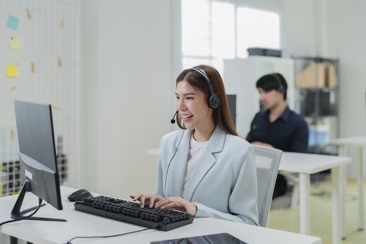 “이제 타자 안 쳐요”…AI가 말 알아듣자 중얼거리는 美 직장인들