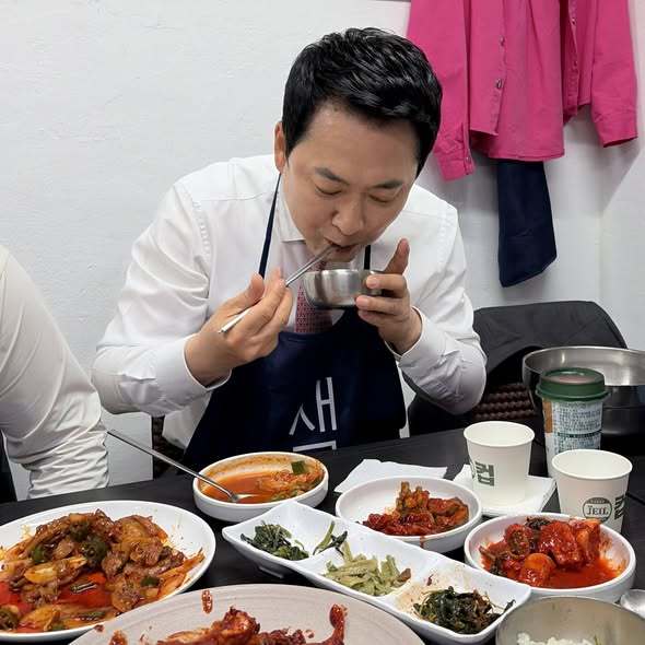 서울 홍제동 인왕시장에서 점심식사하는 국민의힘 장동혁 대표. 페이스북