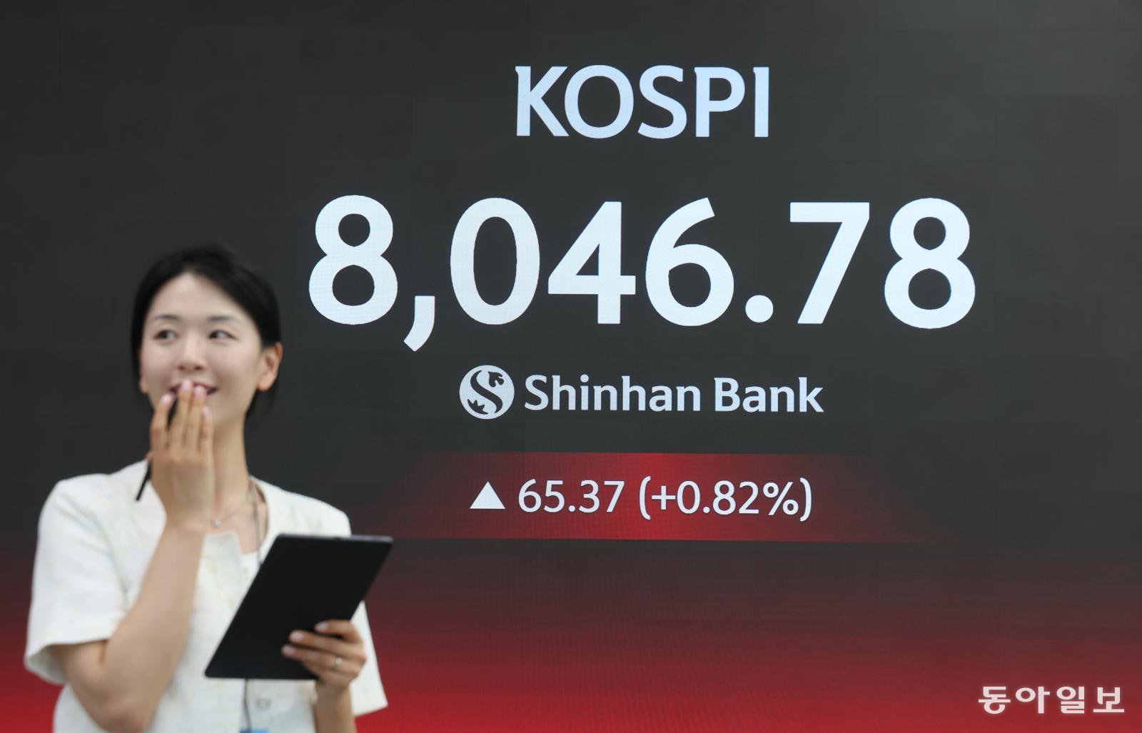 15일 서울 중구 신한은행 본사 로비에 장중 8000을 넘기며 사상 최고치를 경신한 코스피 지수가 송출되고 있다. 신원건 기자 laputa@donga.com