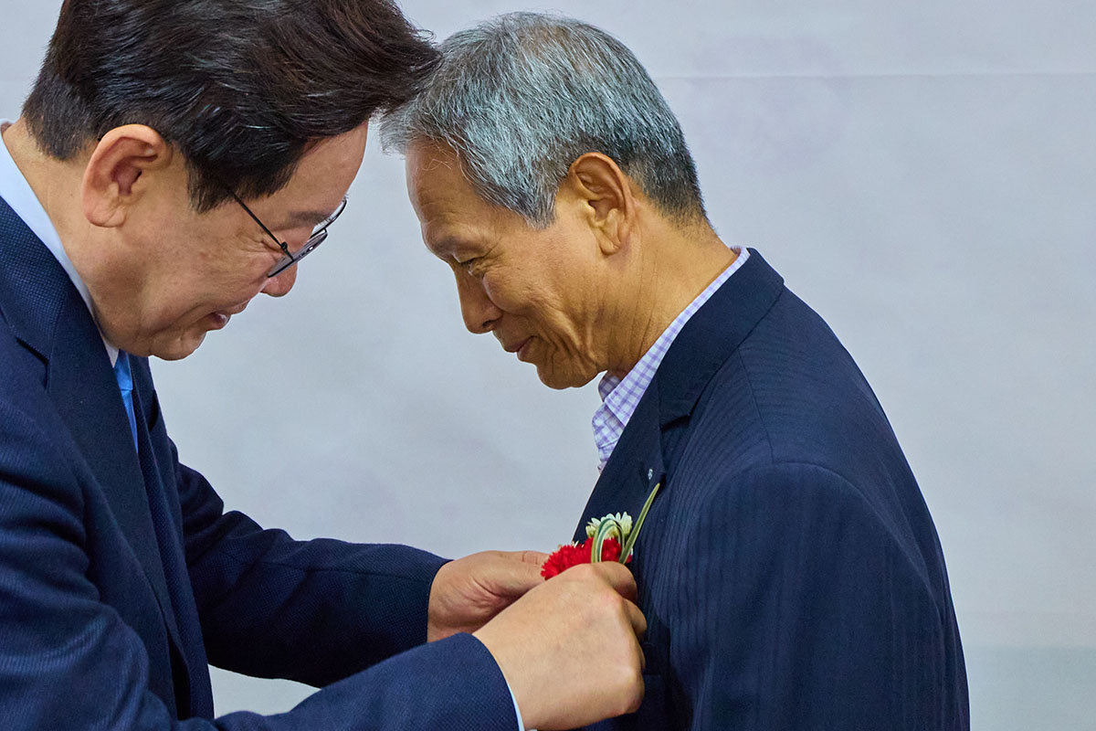이재명 대통령이 15일 경북 안동의 한 식당에서 이 대통령 모교에서 담임을 맡았던 은사 박병기 선생님과 오찬을 하며 카네이션을 달아주고 있다. (사진=청와대 제공) 2026.05.15 뉴시스