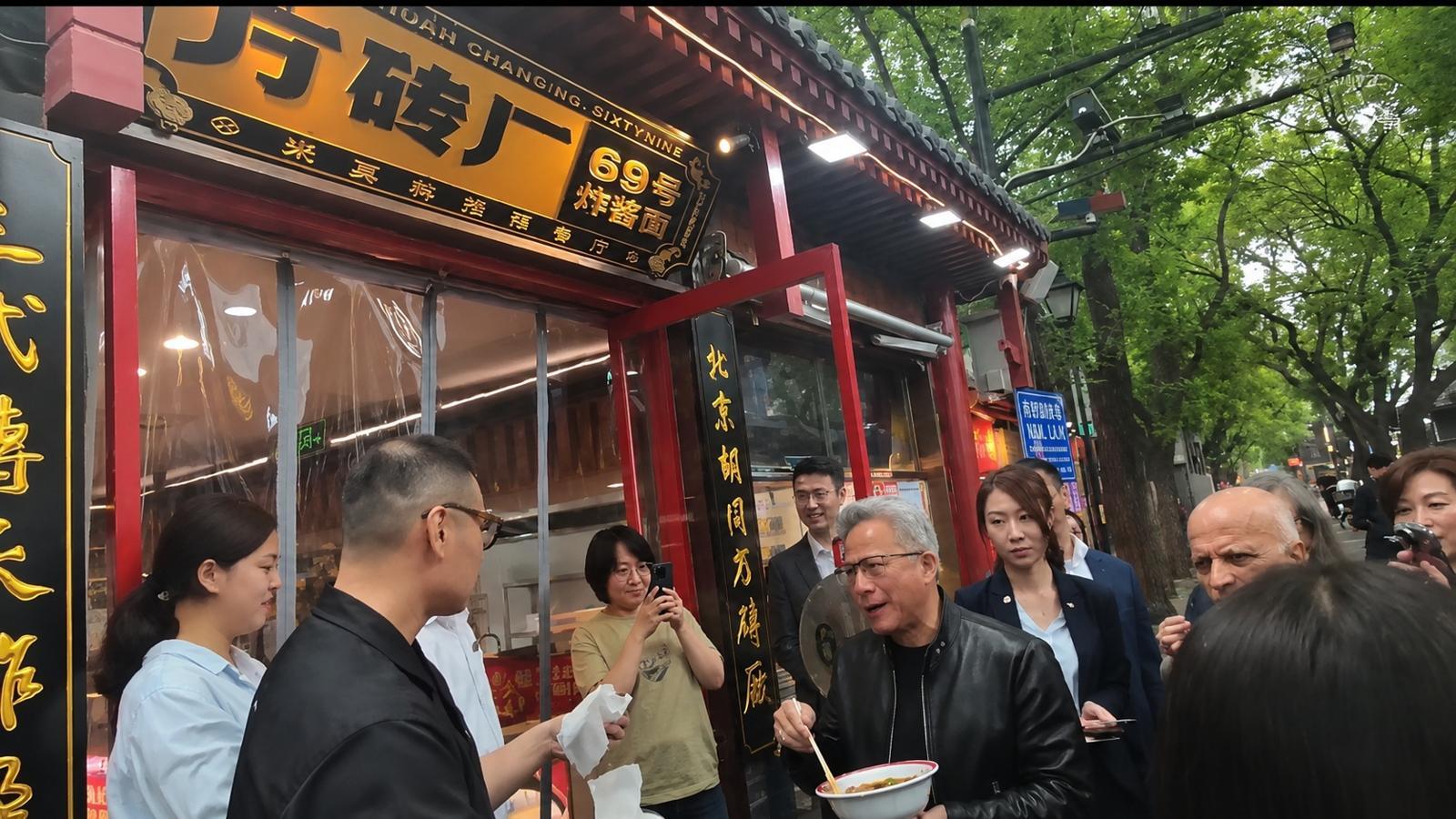 젠슨 황, 베이징 골목서 짜장면 먹방 화제