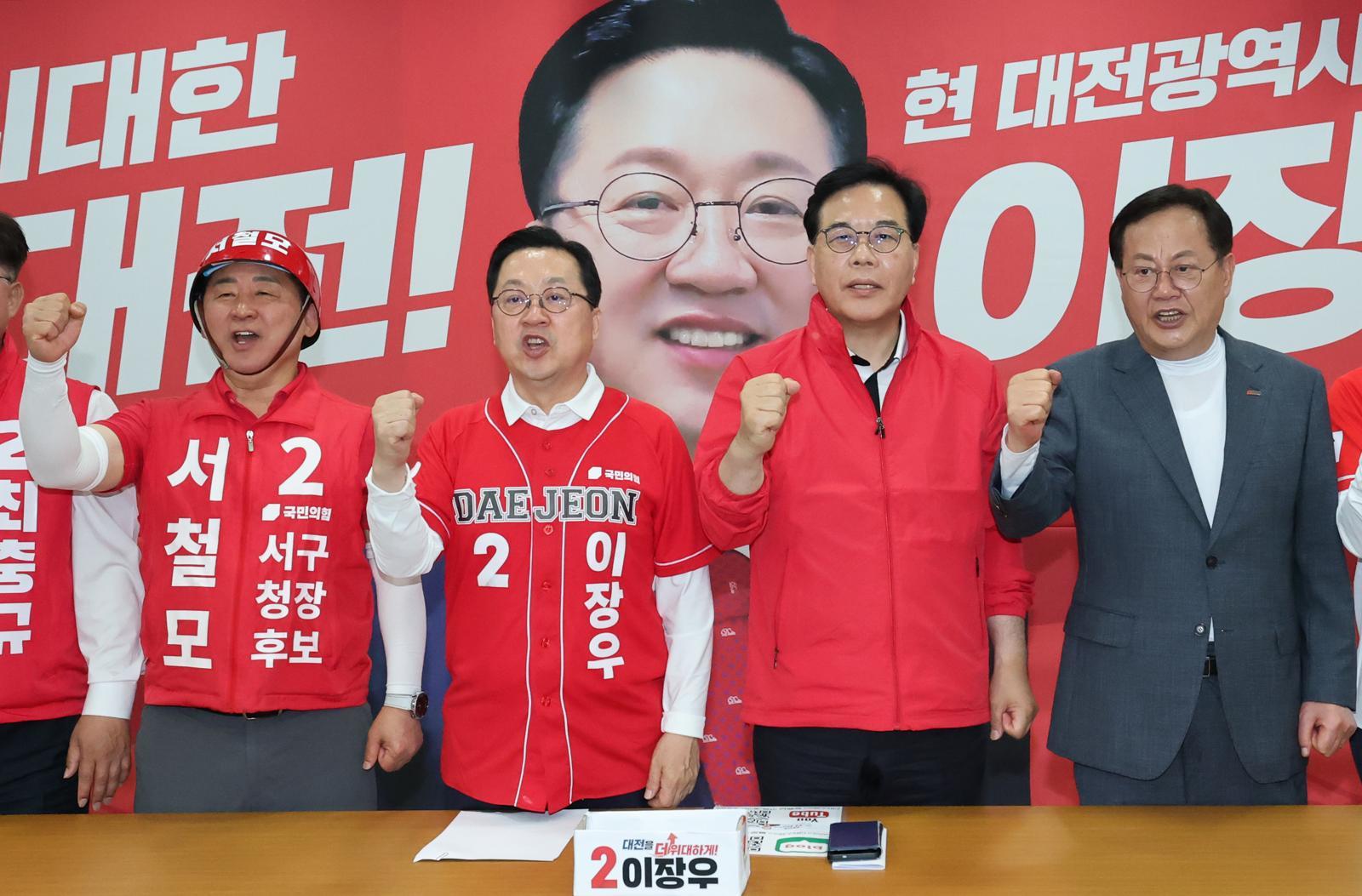 송언석 국민의힘 원내대표가 15일 이장우 대전시장 선거사무소에서 열린 대전시장, 구청장 후보 공동 기자회견에서 이장우 대전시장을 비롯해 구청장 후보들과 파이팅을 하고 있다. 2026.5.15 뉴스1