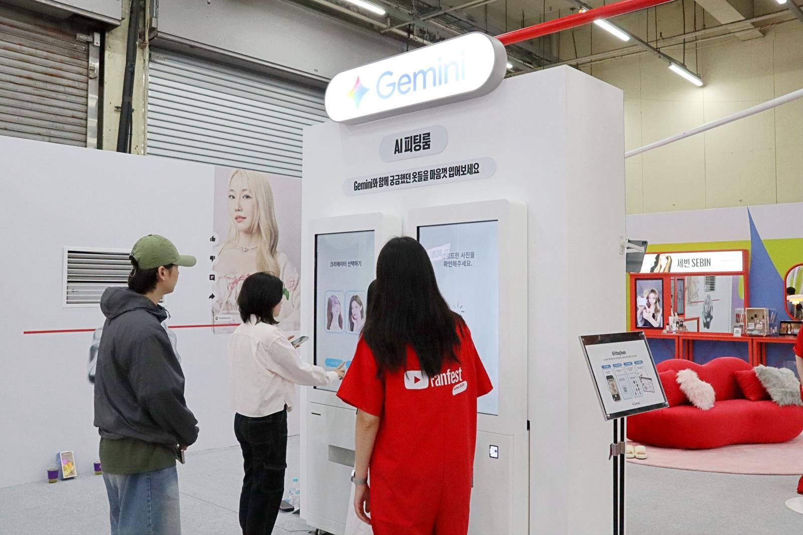 유튜브 팬페스트 코리아 2026에서 체험 중인 방문객들 모습 / 출처=IT동아