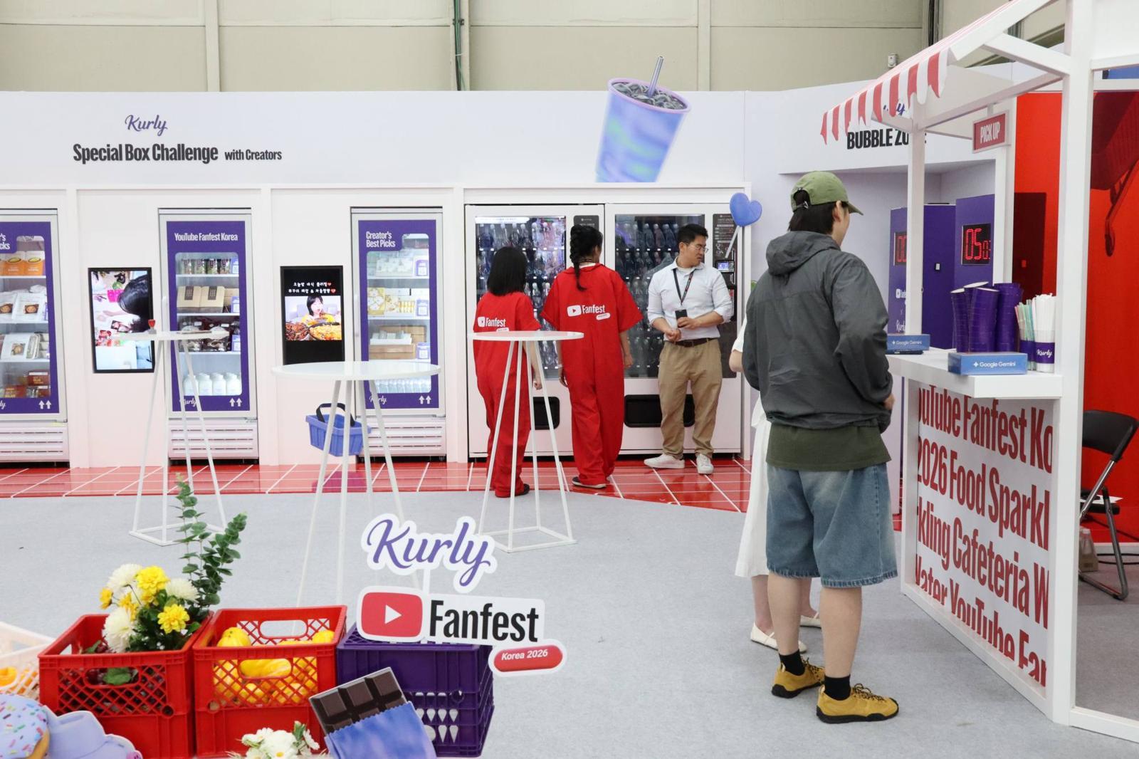 유튜브 팬페스트 코리아 2026에 스폰서로 참여한 컬리 부스에서 체험 중인 방문객들 모습 / 출처=IT동아