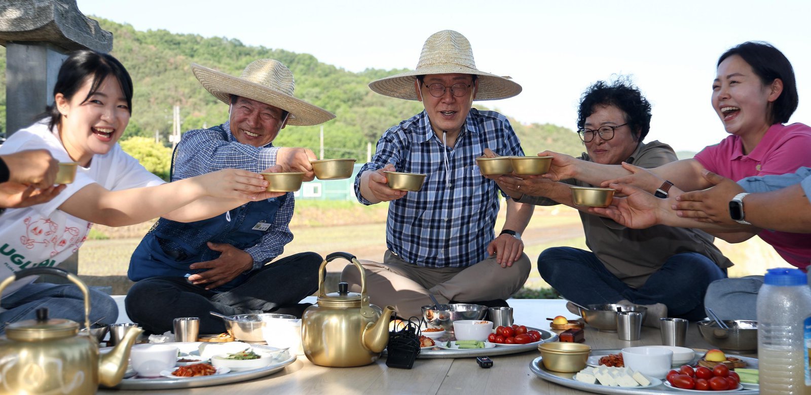 군위서 모내기 주민들과 건배
이재명 대통령(가운데)이 15일 대구 군위군 소보면 모내기 현장에서 주민들과 새참을 먹으며 건배를 하고 있다. 이 대통령은 “국민 모두가 걱정 없이 살아갈 수 있는 나라가 되길 바란다”며 건배를 제안했다. 군위=뉴스1