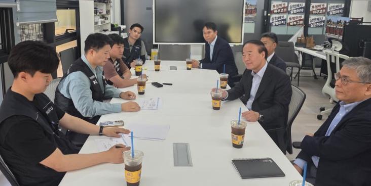 노조, 사장단엔 ‘先파업’ 고수… 노동장관 면담뒤 대화 재개 시사