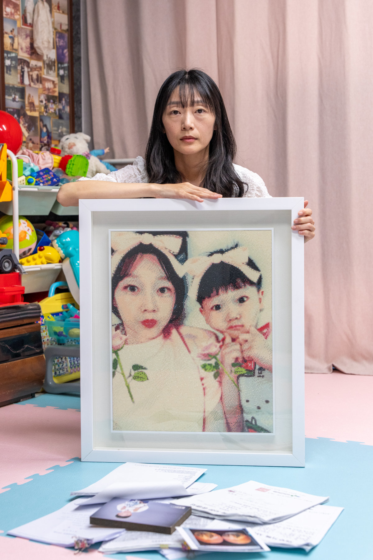 ‘응급실 뺑뺑이’로 만 4세 나이에 숨진 고(故) 김동희 군(액자 속 오른쪽)의 어머니 김소희 씨가 생전 아들과 찍은 사진을 들어 보이고 있다. 홍태식