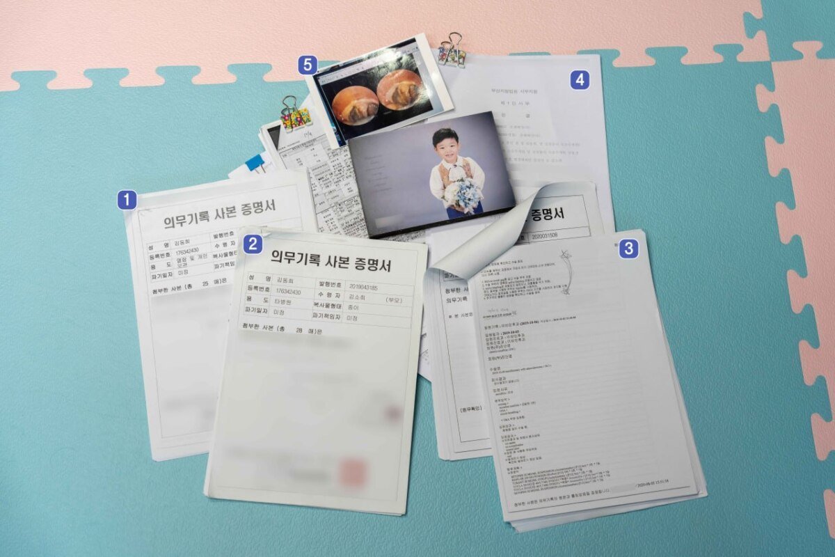 김동희 군 사건과 관련된 각종 자료들. ①김소희 씨가 동희 군을 수술한 A 병원에서 2019년 10월 11일 발급받은 25매 분량의 의무기록 사본. ②김 씨가 같은 해 10월 29일 새로 발급받은 의무기록 사본. 분량이 28매로 3매 늘고 기존 의무기록에 없던 △마취를 깨우는 과정에서 구강 내 피가 고여 있는 소견이 관찰돼 다시 전신 마취 시행 △수술 후 출혈을 주의 깊게 살펴야 함 등의 내용이 추가됐다. ③새 의무기록지 로그 기록. 2019년 10월 23일 오전 10시 23분에 재마취·재수술 관련 내용이 추가됐음이 확인된다. 김 씨는 바로 전날인 10월 22일 수술 집도의를 만나 동희 군 상태에 대해 항의했었다. ④최근 동희 군 유족이 일부 승소 판결을 받은 민사소송 1심 판결문. ⑤편도선 제거 수술 후 다른 병원에서 촬영한 동희 군 수술 환부 사진. 홍태식