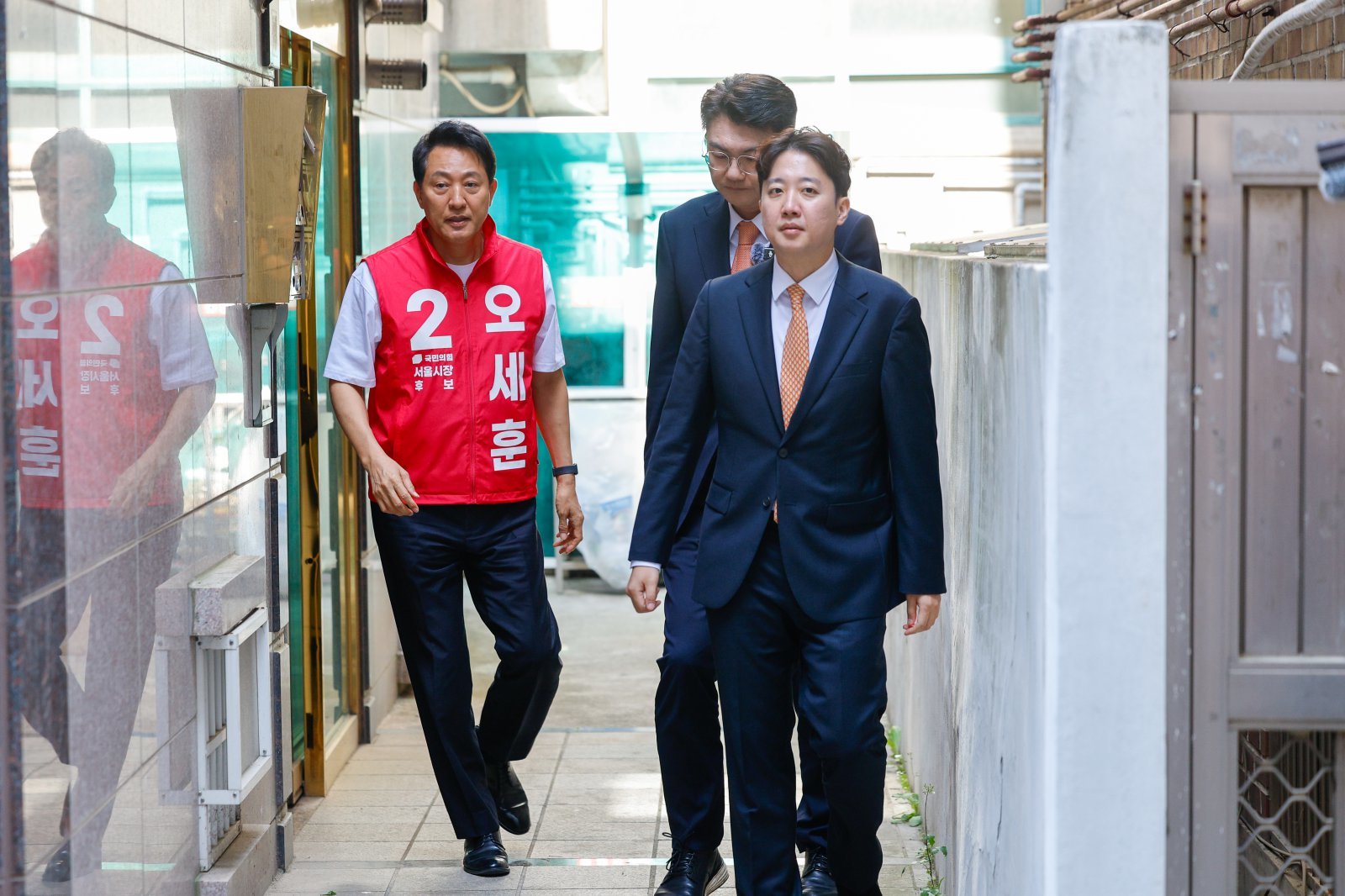 함께 청년원룸 찾은 오세훈·이준석…“고집스런 정책에 고통의 세월”