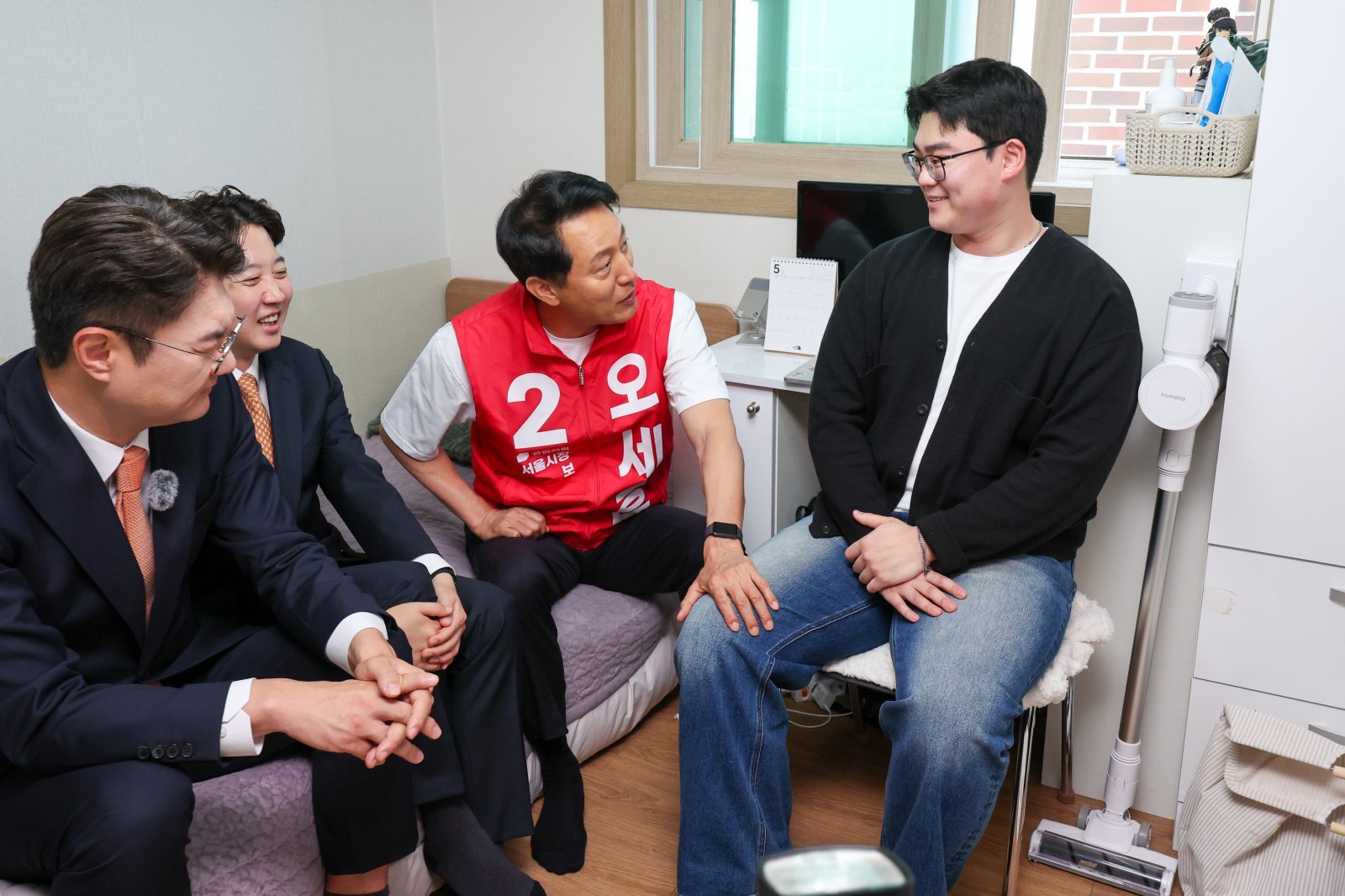 김정철 개혁신당 서울시장 후보(왼쪽부터), 이준석 대표, 오세훈 국민의힘 서울시장 후보가 16일 오전 서울 노원구 공릉로의 원룸을 찾아 이곳에서 자취하는 대학생과 대화하며 애로사항을 청취하고 있다. 2026.5.16 ⓒ 뉴스1