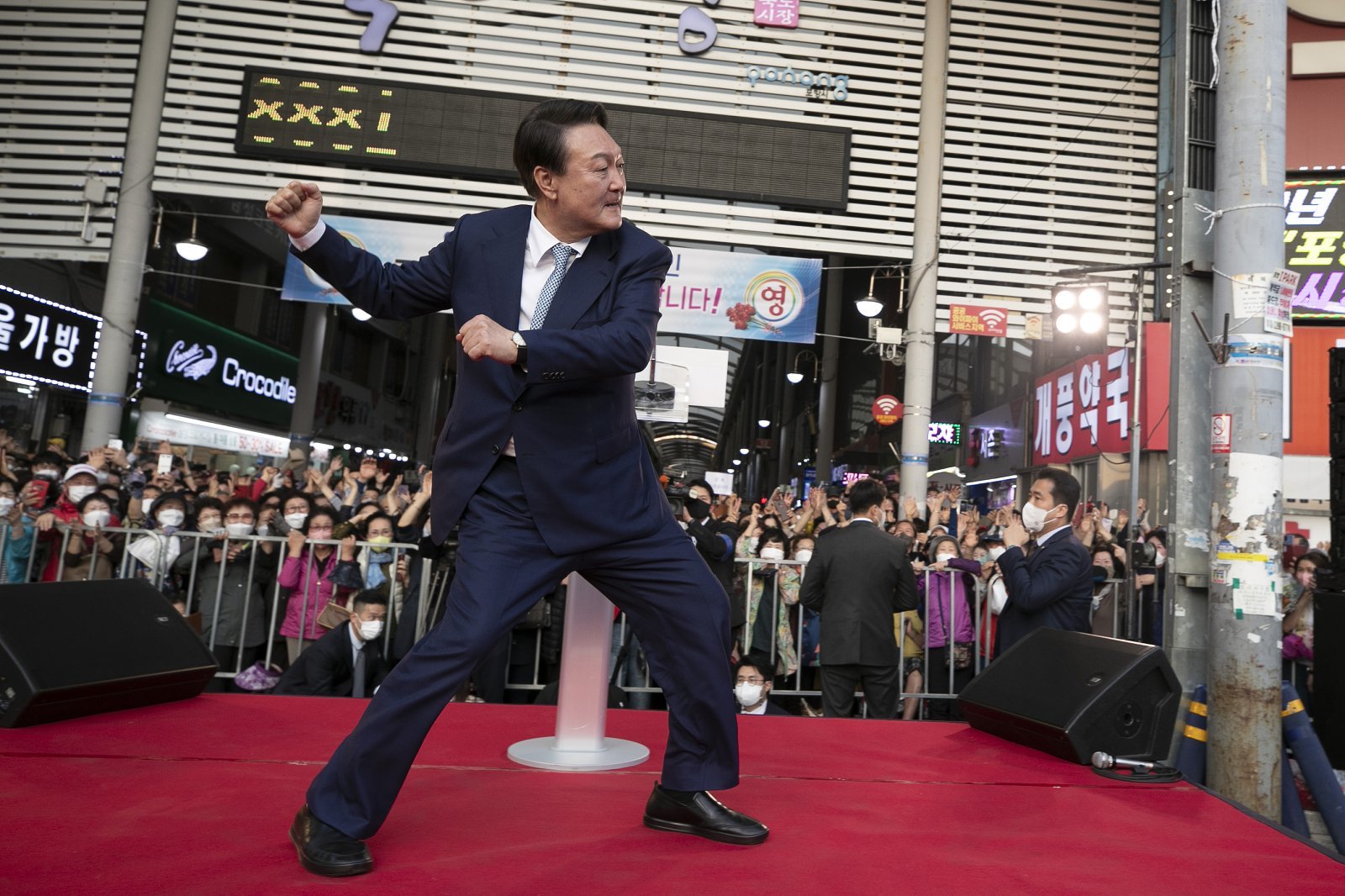2022년 4월 11일 윤석열 당시 대통령 당선인이 경북 포항시 북구 죽도시장을 방문해 환영 나온 시민들 앞에서 ‘어퍼컷 세리머니’를 하고 있다. 뉴스1