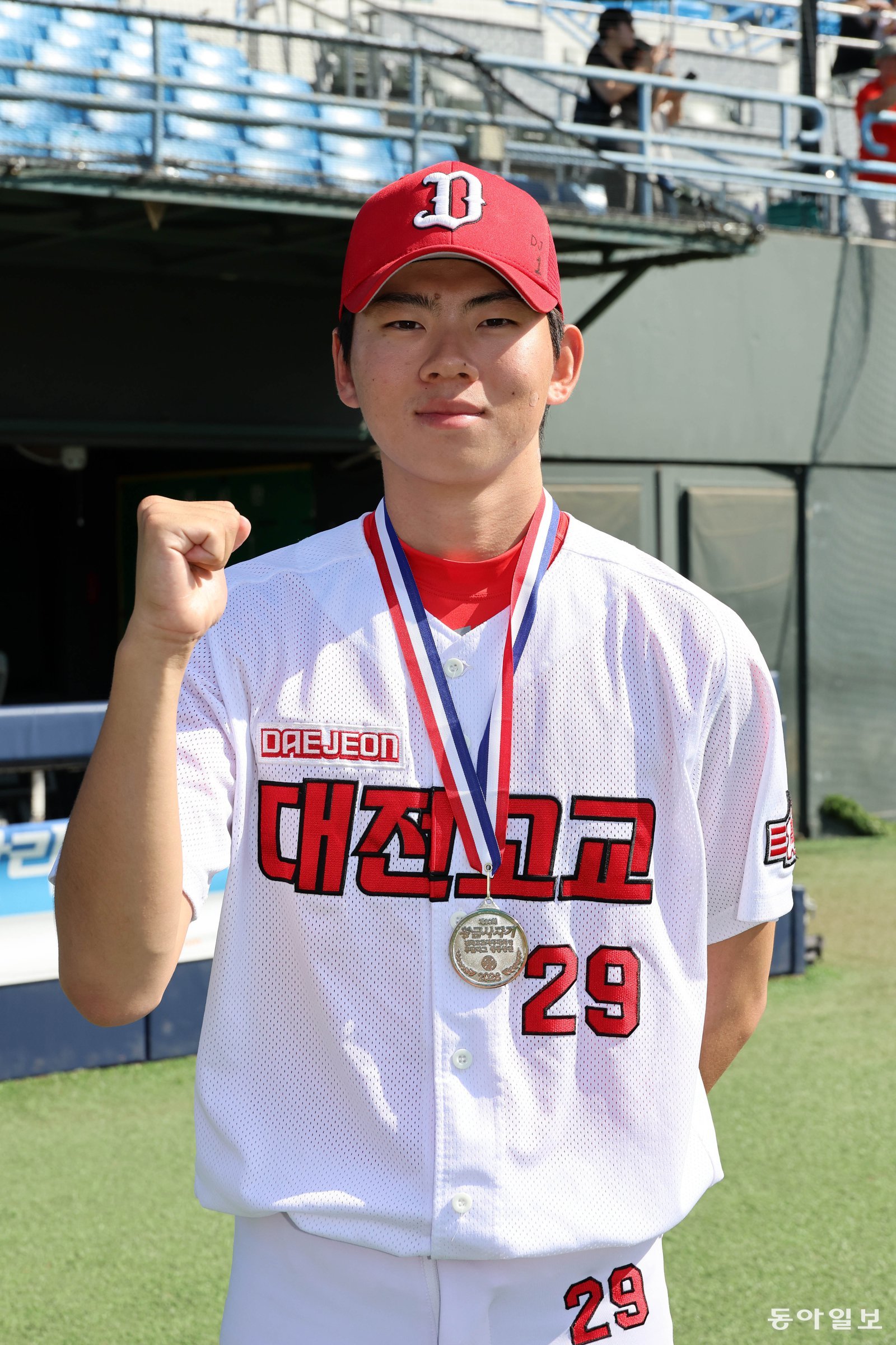 대전고 2학년 ‘에이스’ 한규민이 16일 서울 목동야구장에서 열린 제80회 황금사자기 겸 고교야구 주말리그 왕중왕전 충암고와의 결승전에서 준우승한 뒤 파이팅 포즈를 취하고 있다. 한규민은 이 대회 3경기에서 18과 3분의 2이닝 동안 2승 평균자책점 0.47을 기록하며 ‘감투상’을 받았다. 전영한 기자 scoopjyh@donga.com.