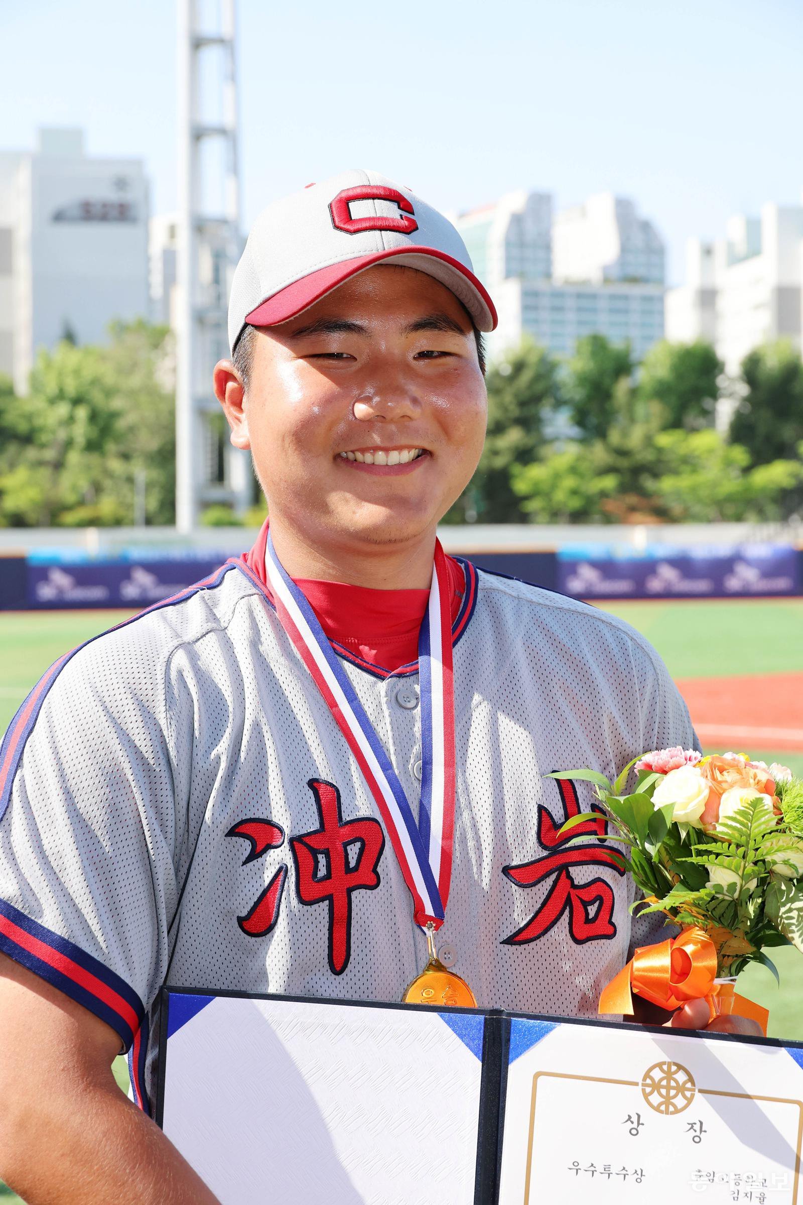 준결승-결승 마운드 못 오르고도 우수투수상 충암고 김지율 “졸업 전 우승 한번 더 해 MVP받고파”[황금사자기 스타]