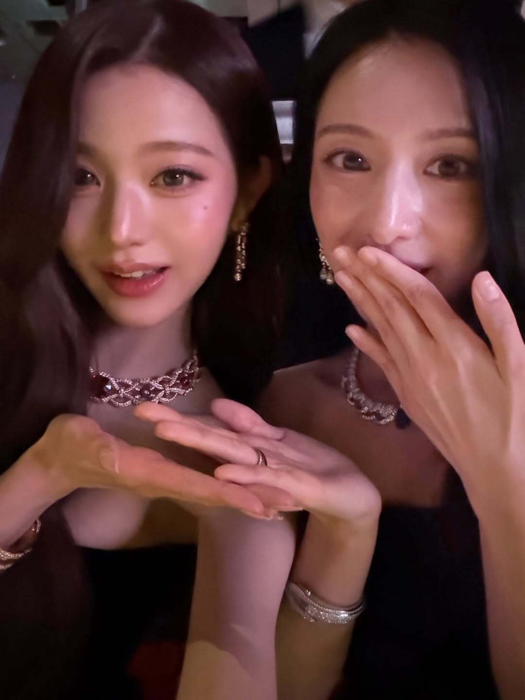 장원영·김지원, 우열 가릴 수 없는 미모 대결…화려한 비주얼
