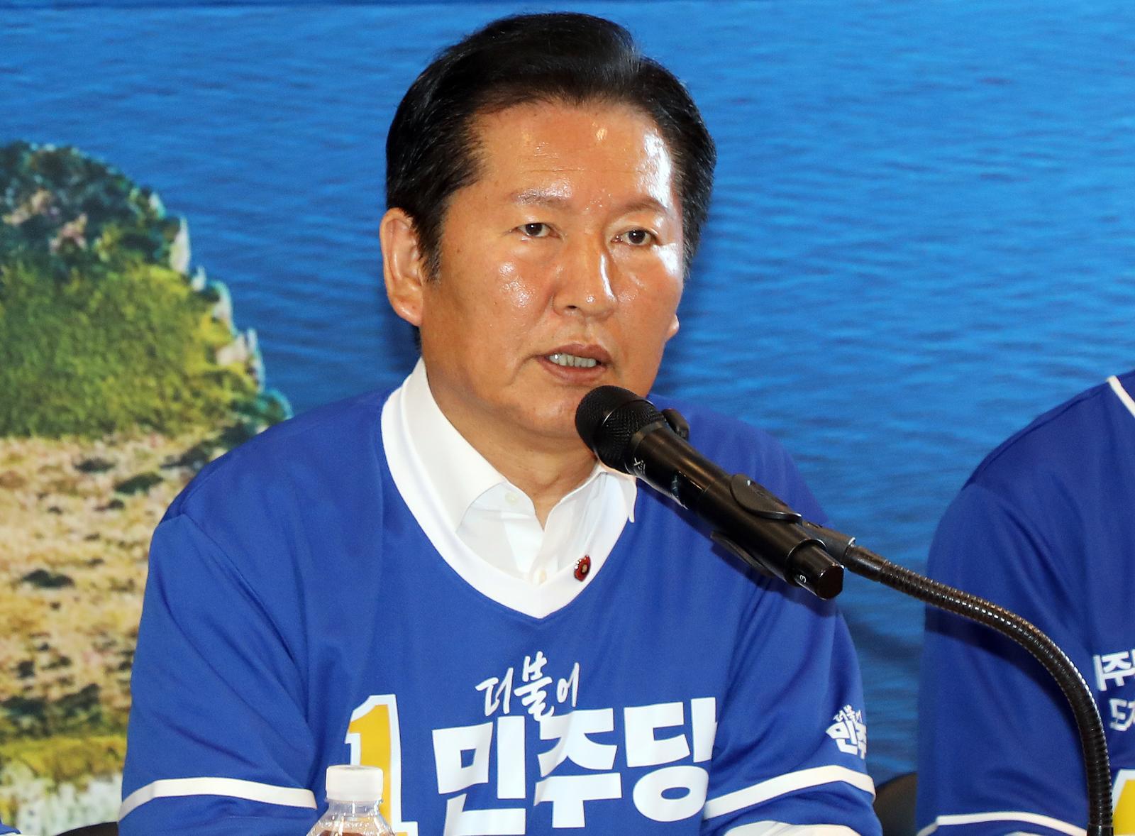정청래 더불어민주당 대표가 15일 오전 제주시 오라동 위성곤 민주당 제주도지사 후보 선거사무소에서 열린 선거대책위원회 회의에서 발언하고 있다. 2026.5.15 ⓒ뉴스1