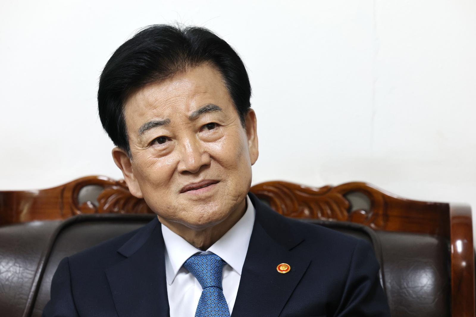 北 축구단 방남 당일에도…통일부 “정동영 경기 관람 검토 중”