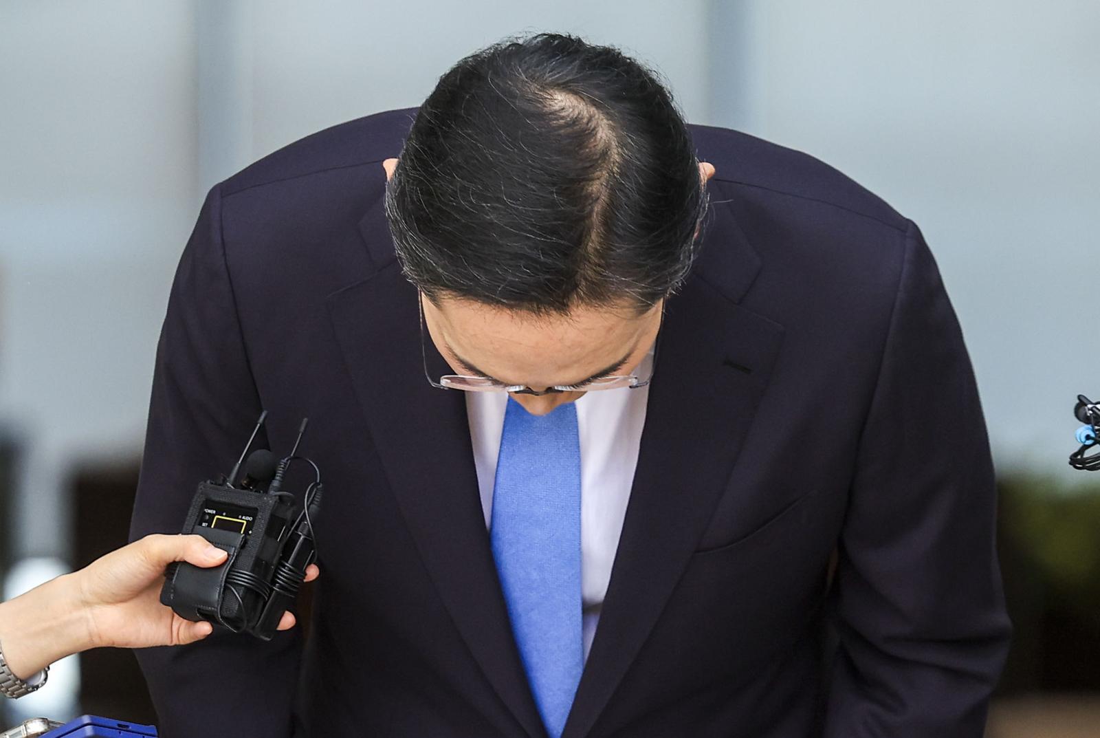 이재용 삼성전자 회장이 16일 서울 강서구 김포비즈니스항공센터로 귀국하며 취재진 앞에서 총파업이 예고된 노사 현안과 관련해 입장을 밝히며 머리를 숙여 사죄 인사를 하고 있다. 2026.05.16 뉴시스