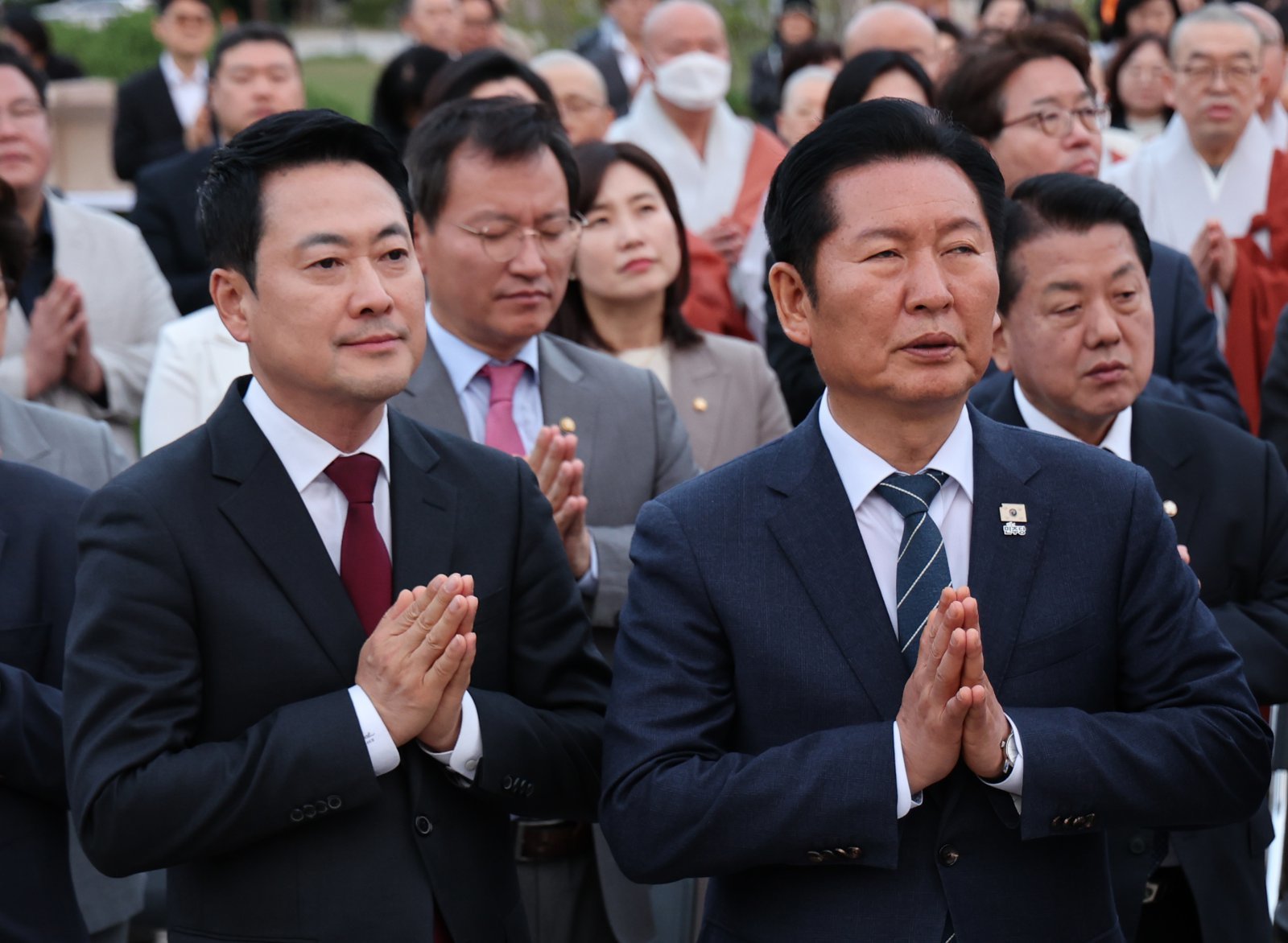 장동혁 국민의힘 대표와 정청래 더불어민주당 대표가 30일 오후 서울 여의도 국회에서 열린 ‘국회정각회 부처님오신날 봉축점등식’에서 합장하고 있다. 2026.04.30 서울=뉴시스