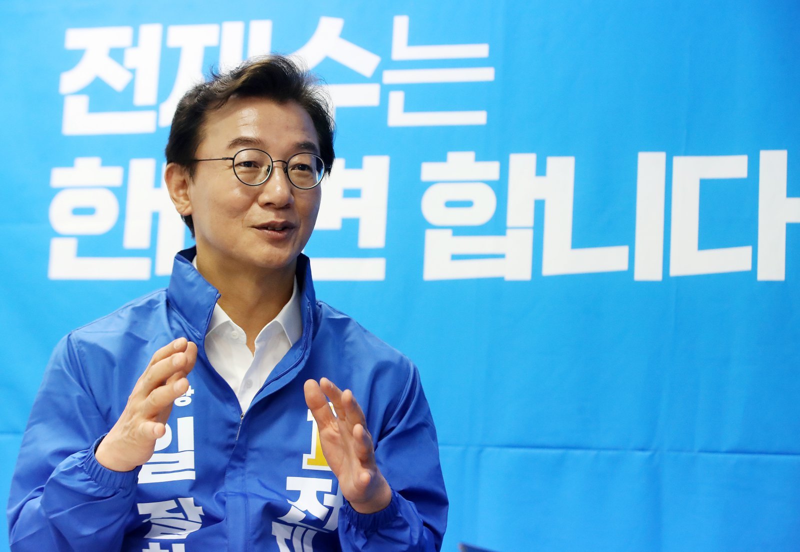 전재수 더불어민주당 부산시장 후보가 15일 부산 부산진구 선거사무소에서 뉴스1과 인터뷰를 하고 있다. ⓒ뉴스1