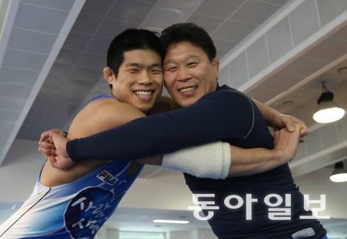 정지현과 그를 지도한 안한봉 감독. 동아일보 DB