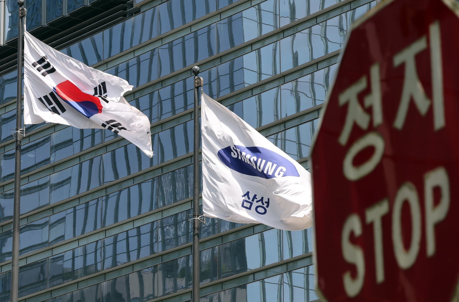 삼성전자 노사의 중앙노동위원회(중노위) 2차 사후조정 회의가 하루 앞으로 다가온 17일 김민석 국무총리는 대국민 담화를 통해 “교섭은 파업을 막을 수 있는 사실상 마지막 기회”라며 “정부는 긴급조정을 포함한 가능한 모든 대응 수단을 강구하겠다”고 밝혔다.   사진은 이날 서초구 삼성전자 사옥. 2026.5.17 뉴스1