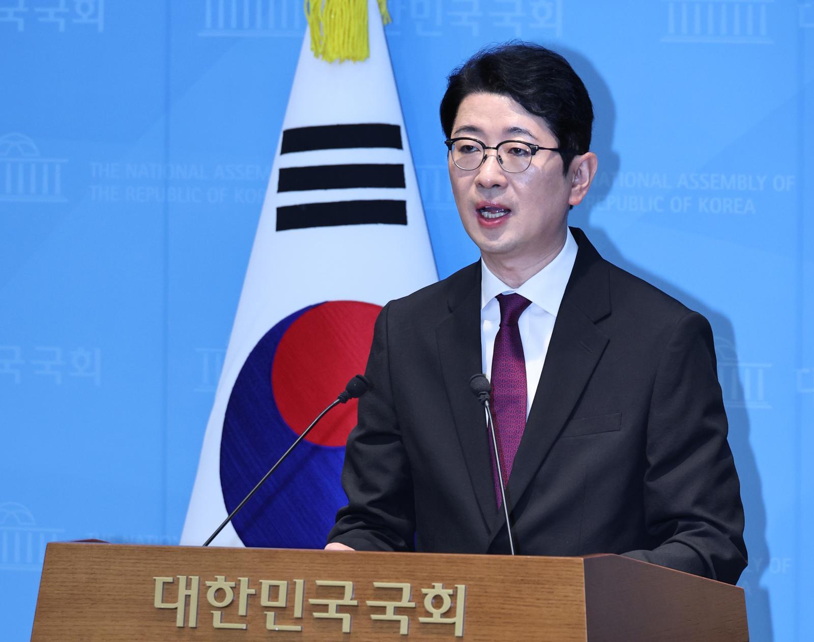 주진우 국민의힘 ‘이재명 공소취소 저지 특별위원회’ 위원장이 14일 오전 서울 여의도 국회 소통관에서 기자회견을 하고 있다.  주 의원은 기자회견을 통해 서영교 국회 ‘윤석열 정권 정치검찰 조작기소 의혹 국정조사 특별위원회’ 위원장과 이재명 대통령 변호인 출신인 양부남, 이건태, 김동아 의원을 무고 혐의로 고발할 뜻을 밝혔다.  이어 정원오 서울시장 후보 폭행 전과 관련 피해자 육성 녹음을 공개하고 설명했다. 뉴시스