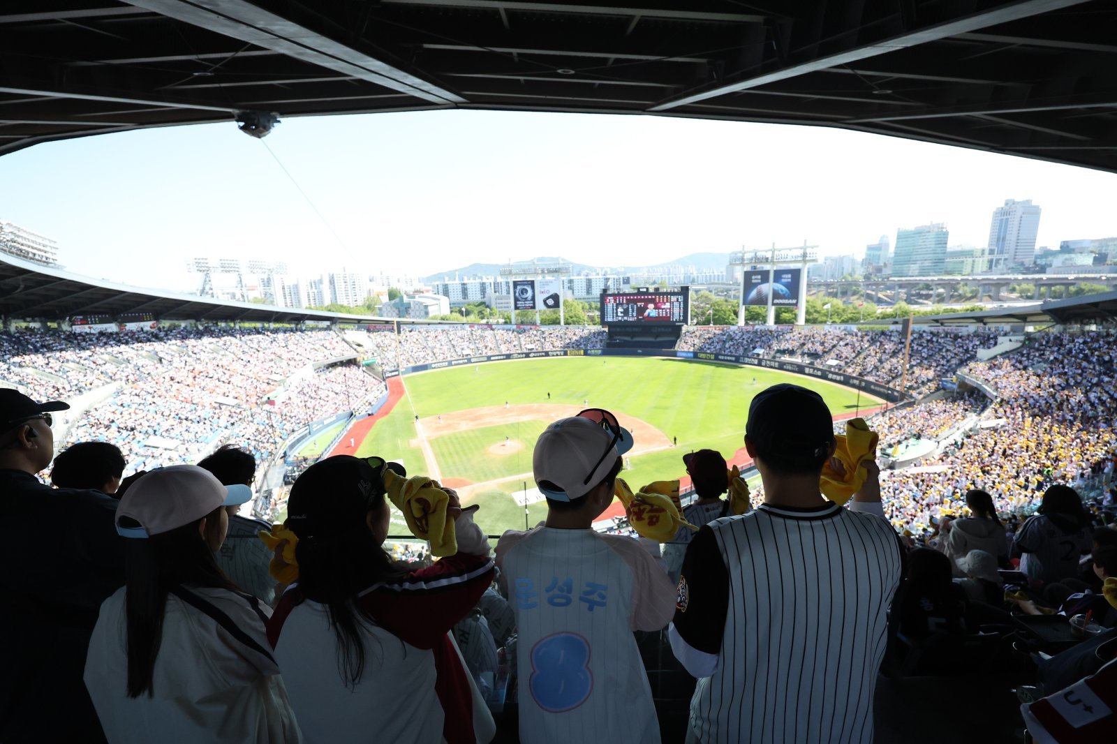 어린이날인 5일 서울 송파구 잠실야구장에서 열린 2026 KBO리그 두산 베어스와 LG 트윈스의 경기를 찾은 야구팬들이 응원을 하고 있다. 2026.05.05. 서울=뉴시스