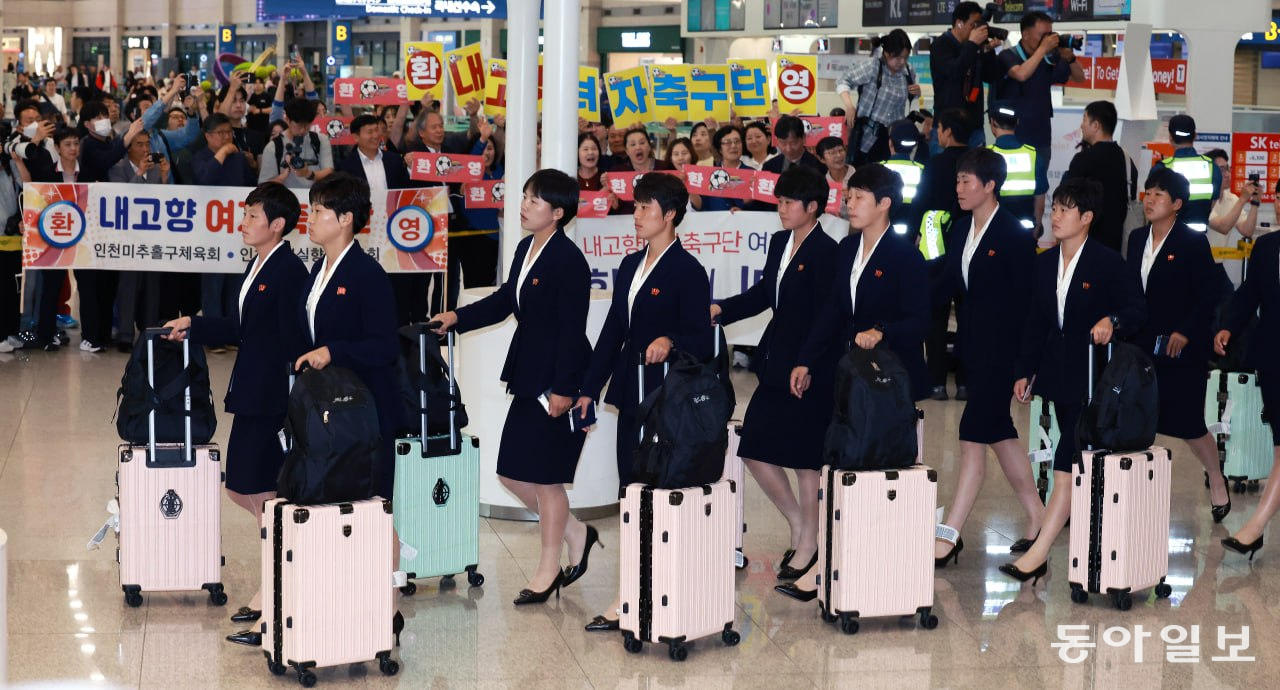 북한 여자축구 클럽팀인 내고향여자축구단이 17일 인천국제공항 1터미널을 통해 입국하고 있다. 내고향여자축구단은 오는 20일 수원종합경기장에서 수원FC위민과 아시아축구연맹 챔피언스리그 4강전을 치른다. 변영욱 기자 cut@donga.com