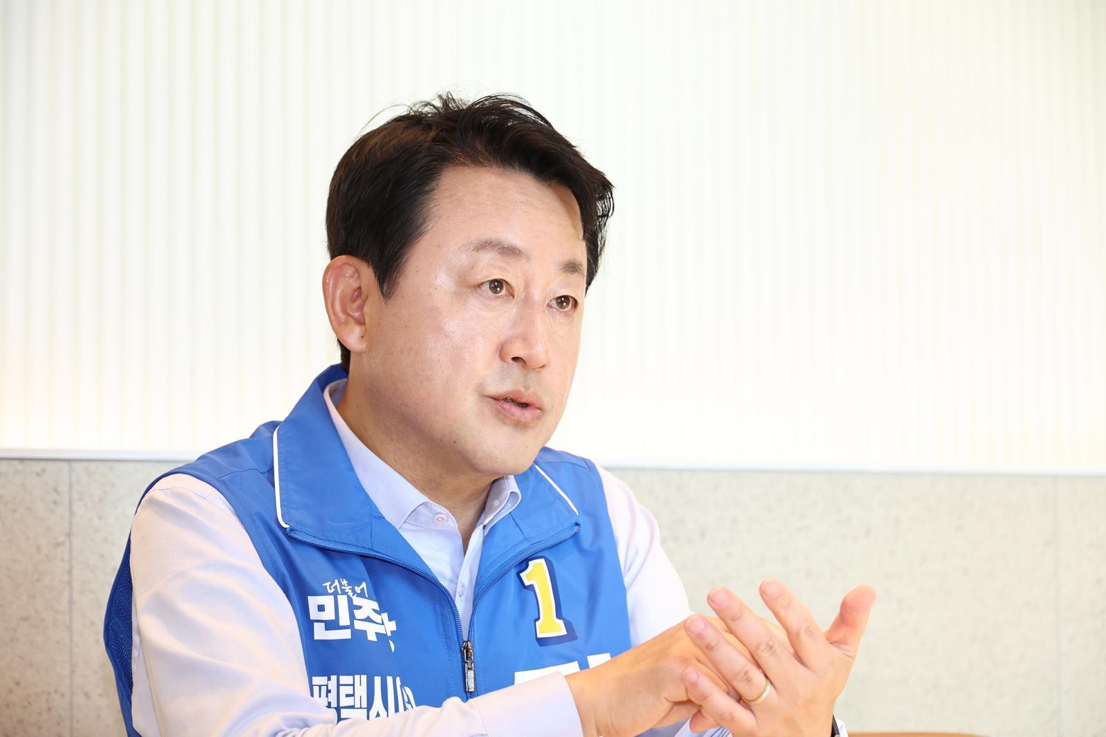 김용남·조국, 같은날 선거사무소 개소식… 범여권 대리전 양상