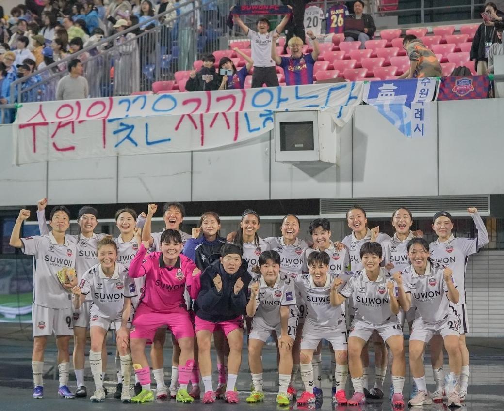 2025∼2026 아시아축구연맹(AFC) 여자 챔피언스리그 준결승에 오른 수원 FC 위민 선수들. 뉴스12025∼2026 아시아축구연맹(AFC) 여자 챔피언스리그 준결승에 오른 수원 FC 위민 선수들. 뉴스1