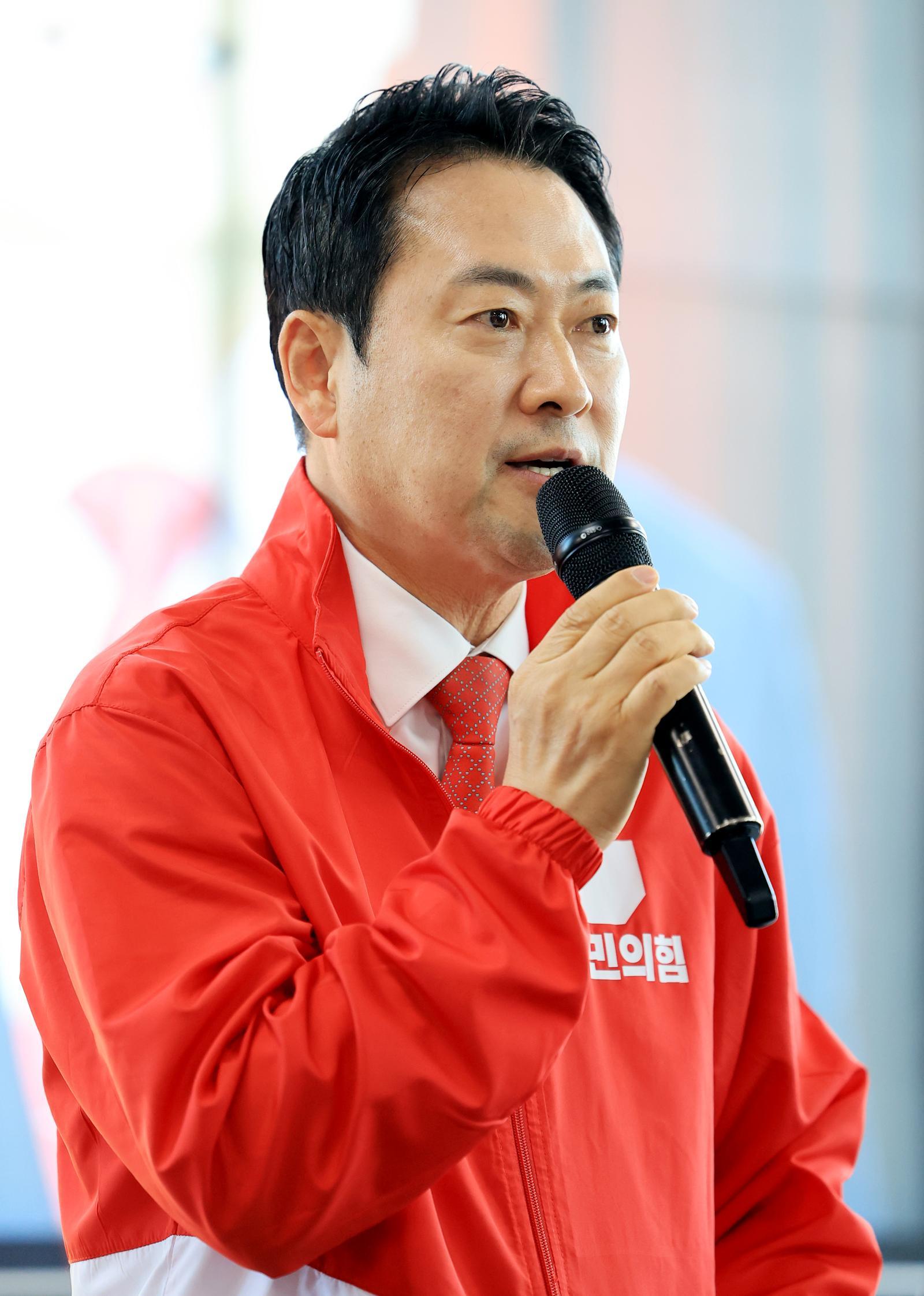 장동혁 국민의힘 대표가 충남 공주시 윤용근 공주·부여·청양 국회의원 후보 선거사무소 개소식에 참석해 축사를 하고 있다. 2026.5.17/뉴스1