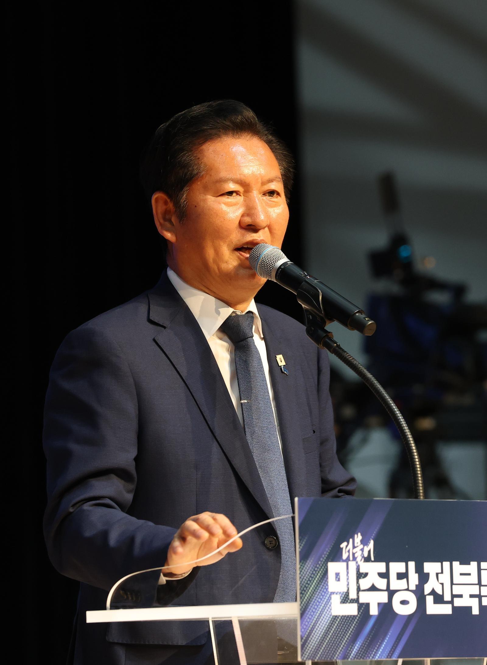 정청래 더불어민주당 대표가 17일 전북 전주시 전주대학교 JJ아트홀에서 열린 더불어민주당 전북특별자치도당 선거대책위원회 발대식에 참석해 인사말을 하고 있다. 2026.05.17. 전주=뉴시스