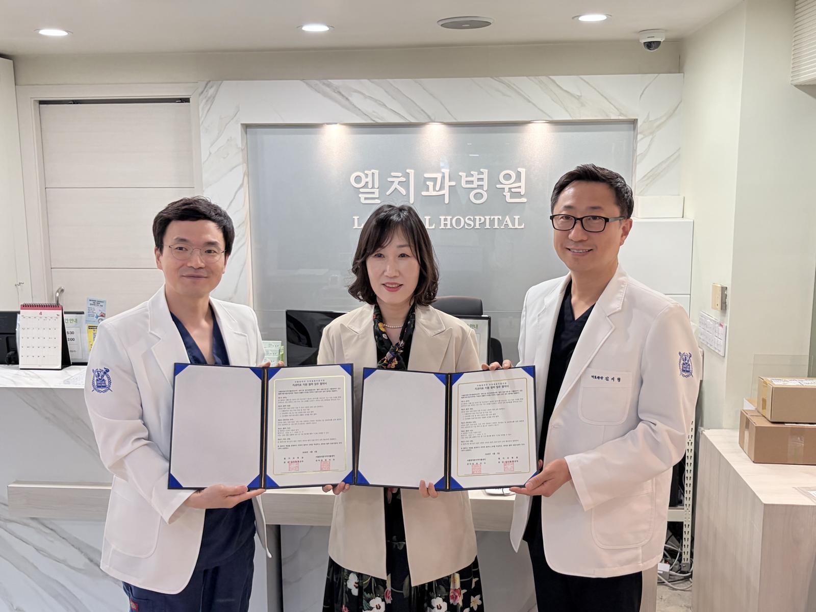 백경탁 엘치과 병원장, 변미숙 대문지역자활센터장, 김지형 엘치과 병원장이 치과 치료 지원을 위한 업무협약을 체결했다. 동대문구 제공