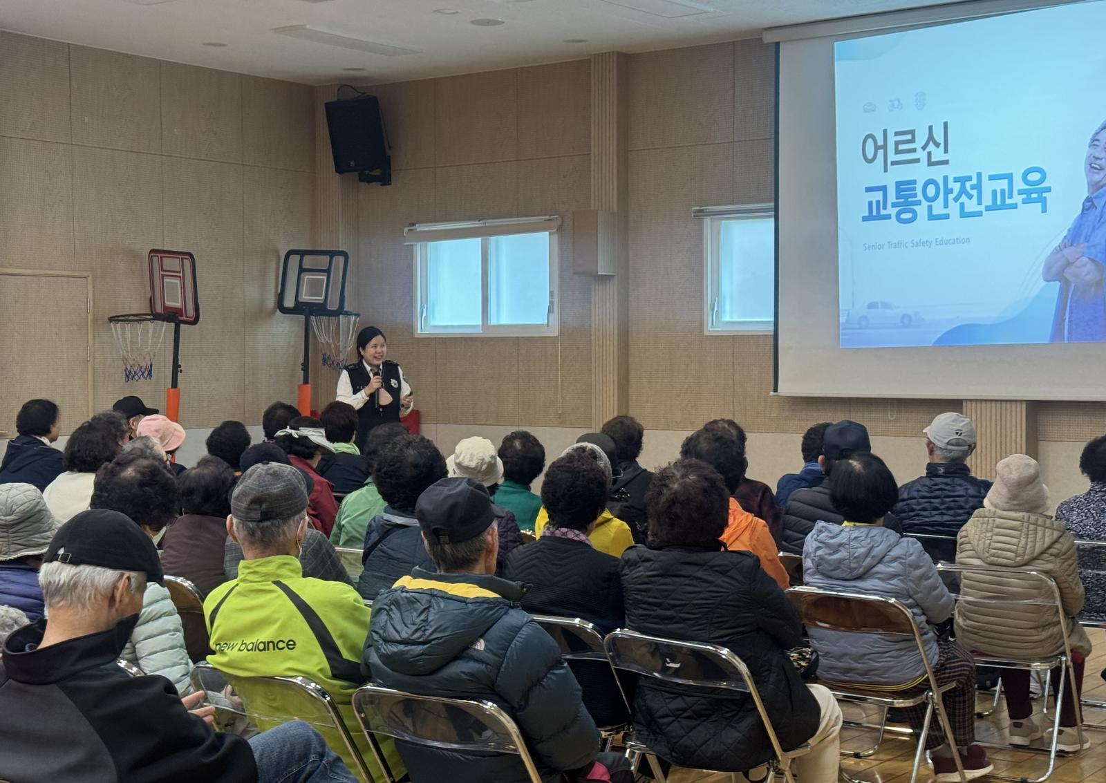 중구의 교통약자인 어르신을 위한 교통 안전 교육. 
중구 제공
