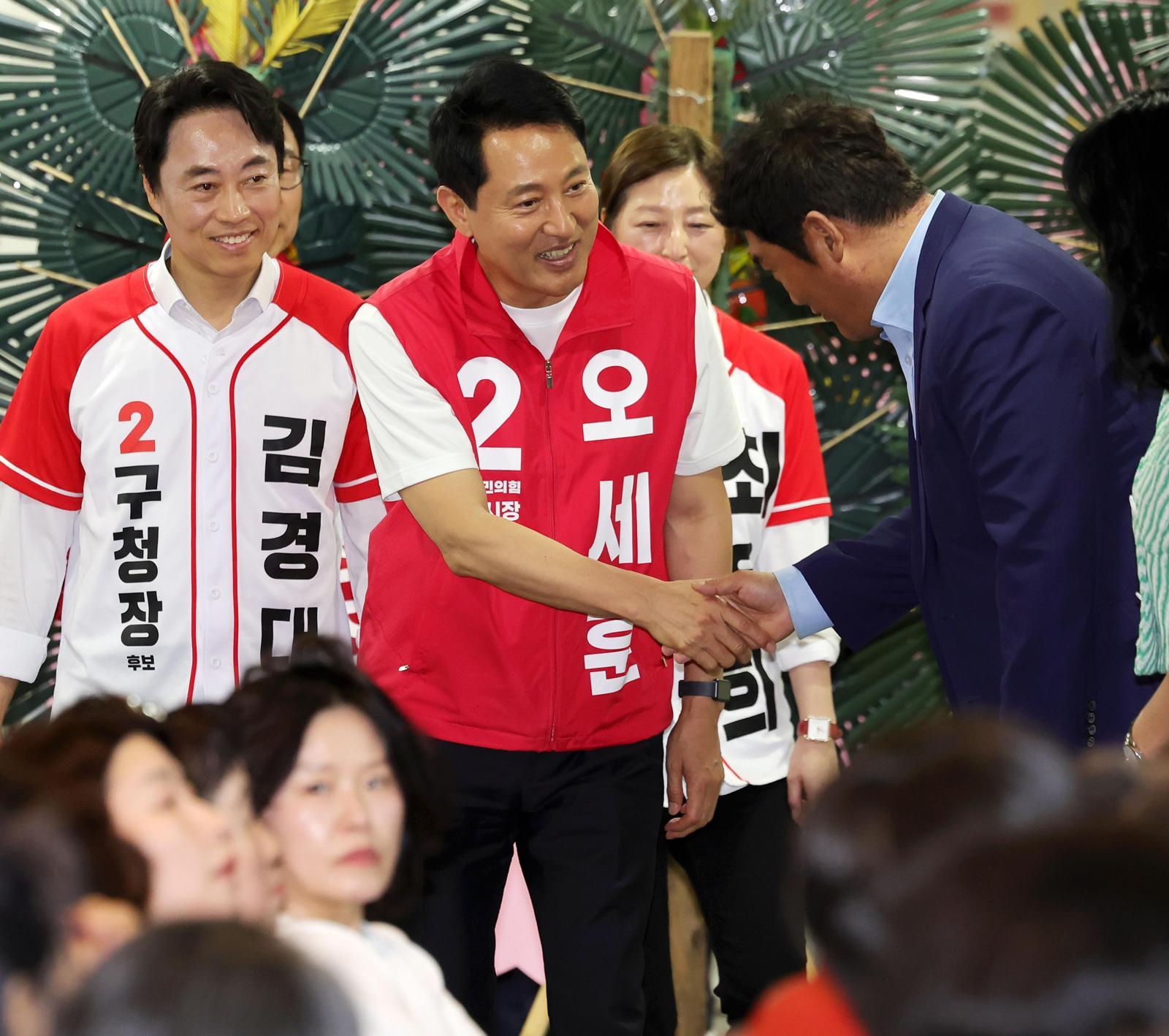 재건축-재개발 간담회
국민의힘 오세훈 서울시장 후보가 17일 서울 용산구 용산꿈나무종합타운에서 열린 수도권 재건축·재개발 연합회 정책간담회에 참석하고 있다. 뉴시스