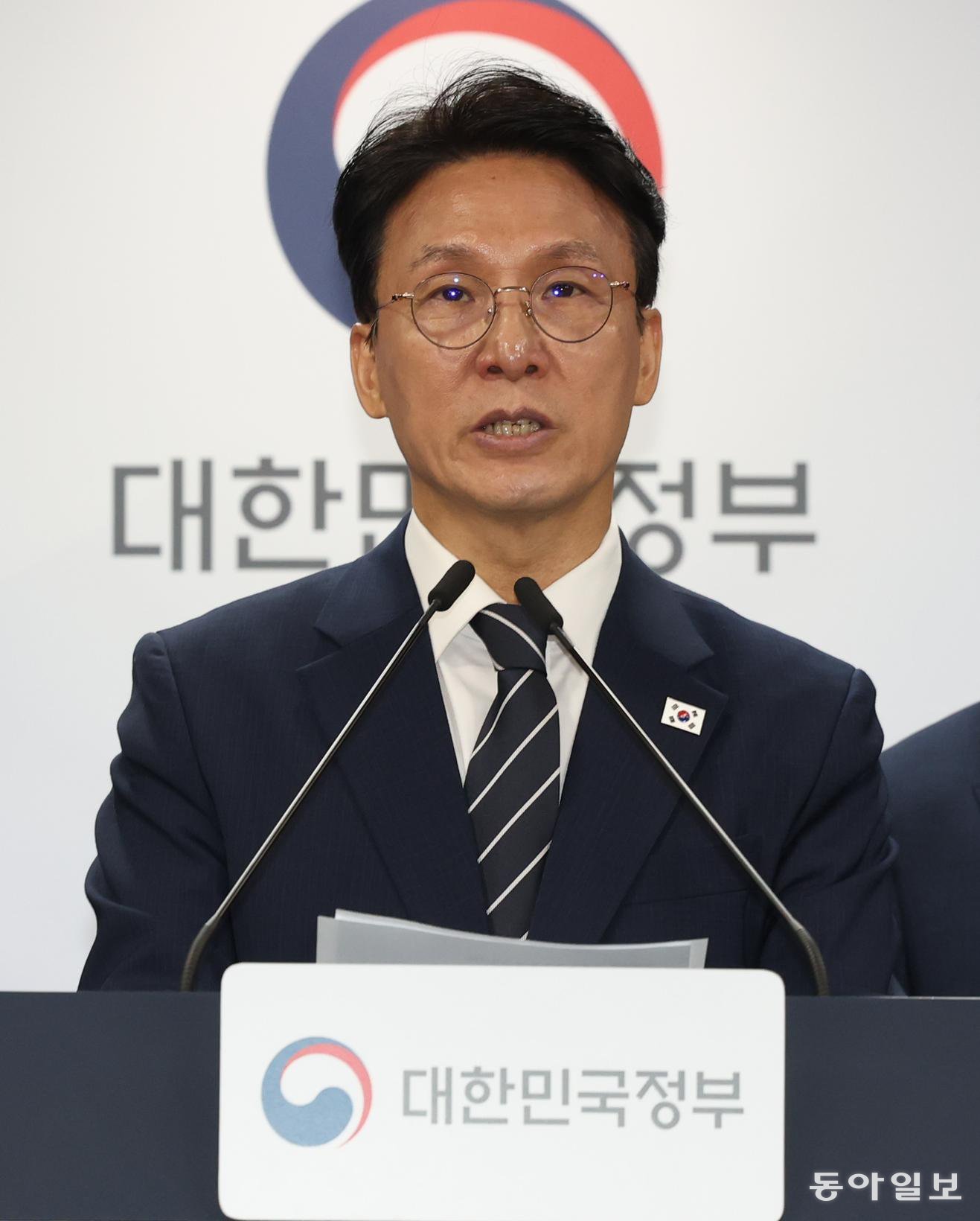 김민석 국무총리가 17일 정부서울청사에서 삼성전자 파업 관련 대국민 담화를 발표하고 있다. 김 총리는 “삼성전자 파업으로 국민 경제에 막대한 피해가 우려되는 상황이 발생한다면 정부는 국민 경제 보호를 위해 긴급조정을 포함한 가능한 모든 대응 수단을 강구하지 않을 수 없다”고 밝혔다. 김재명 기자 base@donga.com