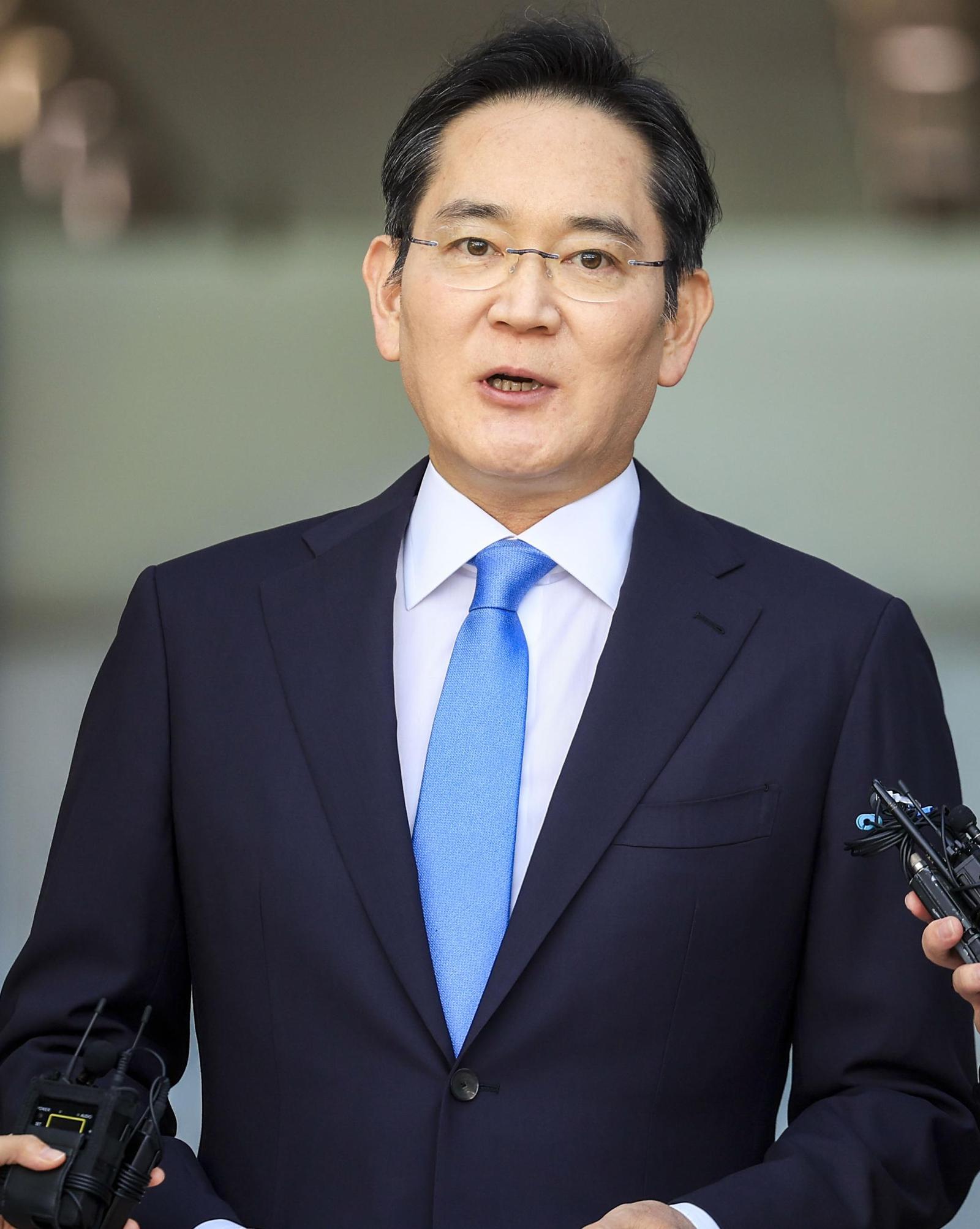 이재용 삼성전자 회장이 16일 해외 일정을 중단하고 서울 강서구 서울김포비즈니스항공센터로 귀국해 “노동조합 여러분, 삼성 가족 여러분, 우리는 한 몸 한 가족”이라며 “우리 한번 삼성인임을 자부할 수 있게 최선을 다해 보자”고 노조에 손을 내밀었다. 이 회장과 정부의 설득에 노조는 협상 재개 입장을 밝혔다. 뉴시스
